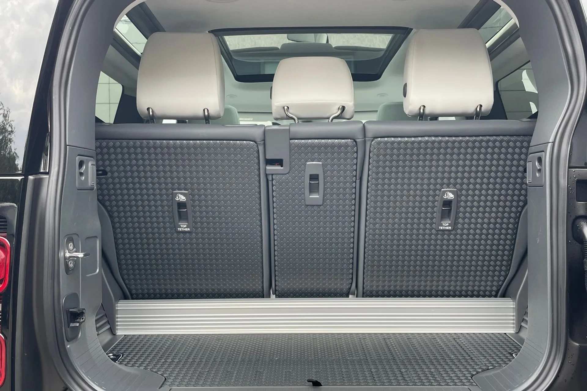LAND ROVER Defender 90 thumbnail image number 36