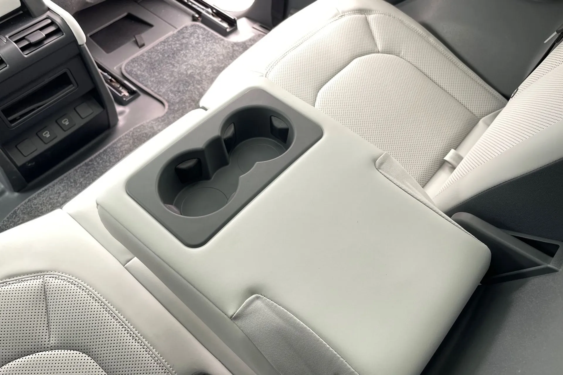 LAND ROVER Defender 90 thumbnail image number 40