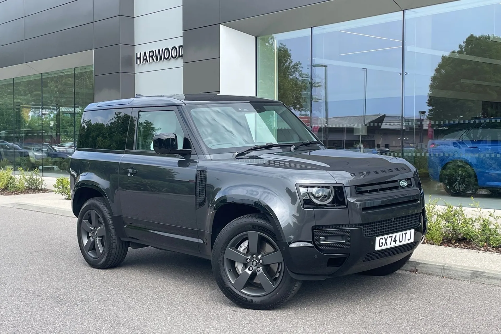 LAND ROVER Defender 90 focused image