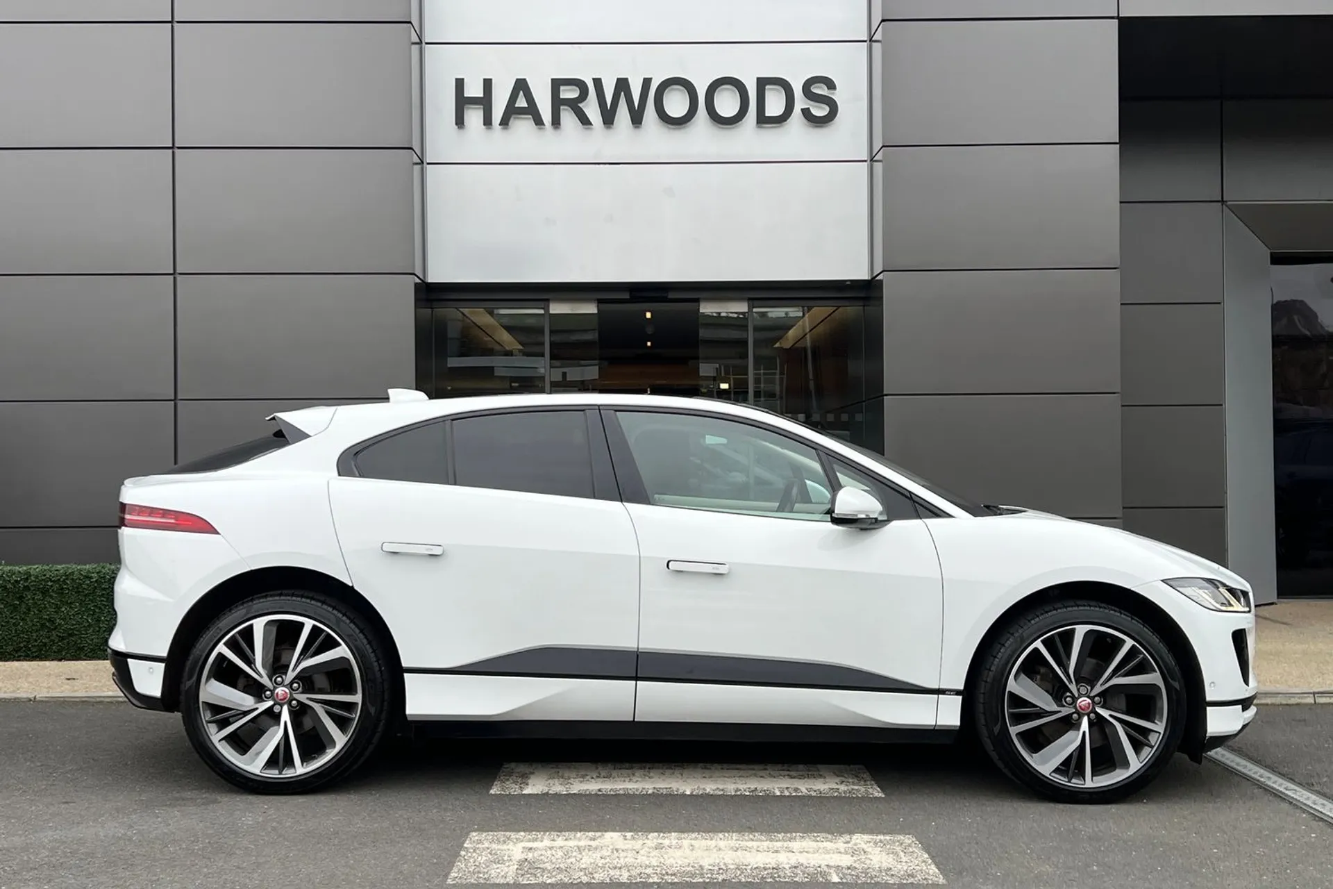 Jaguar I-PACE thumbnail image number 2