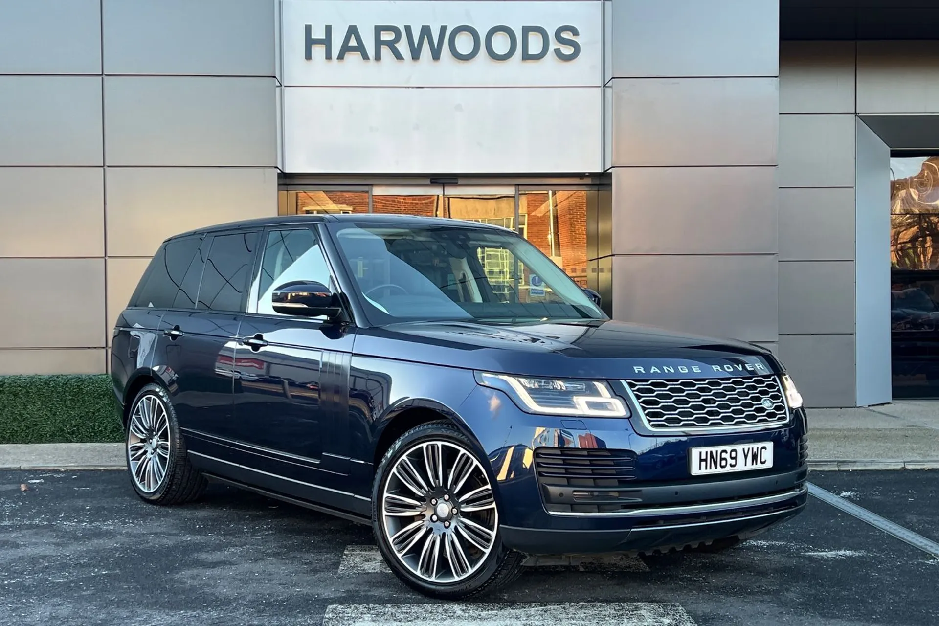 LAND ROVER RANGE ROVER focused image