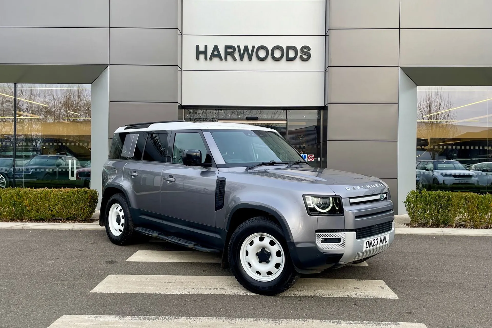 LAND ROVER DEFENDER focused image