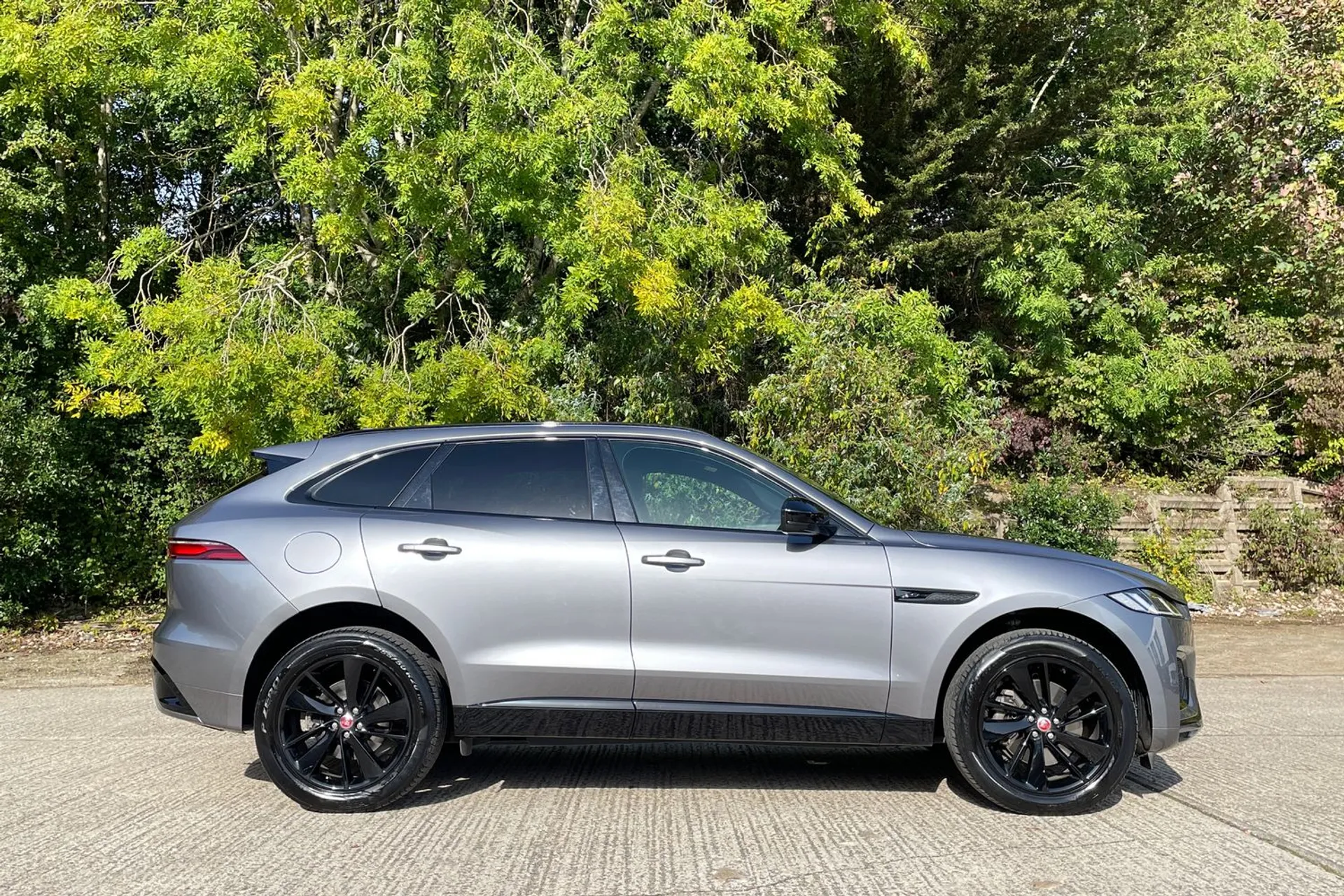 Jaguar F-PACE thumbnail image number 2