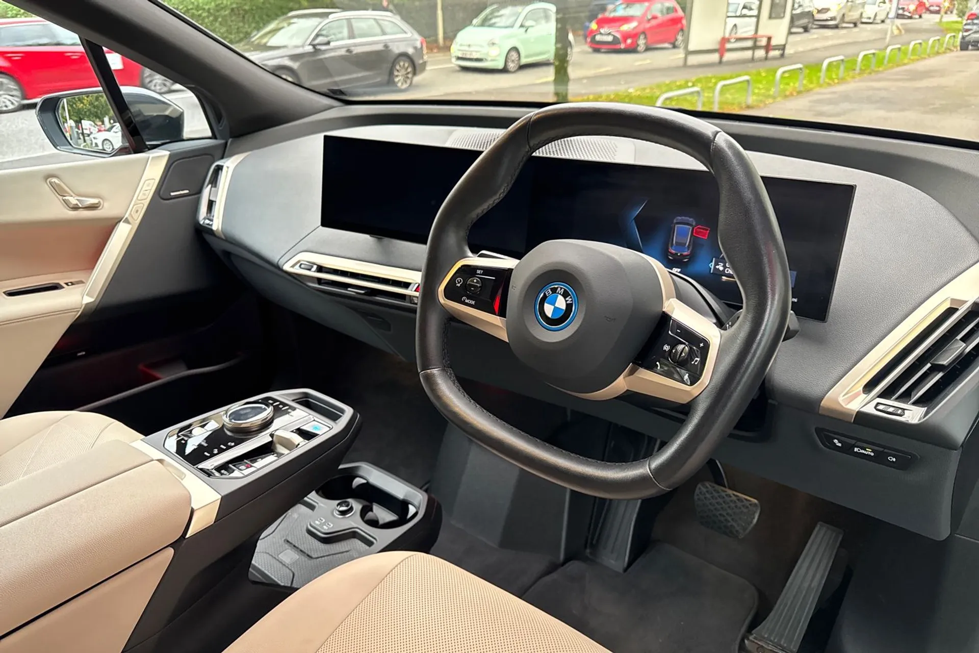 BMW iX thumbnail image number 25