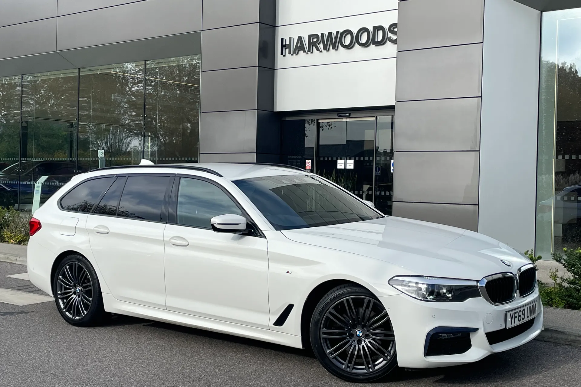 BMW 5 SERIES focused image