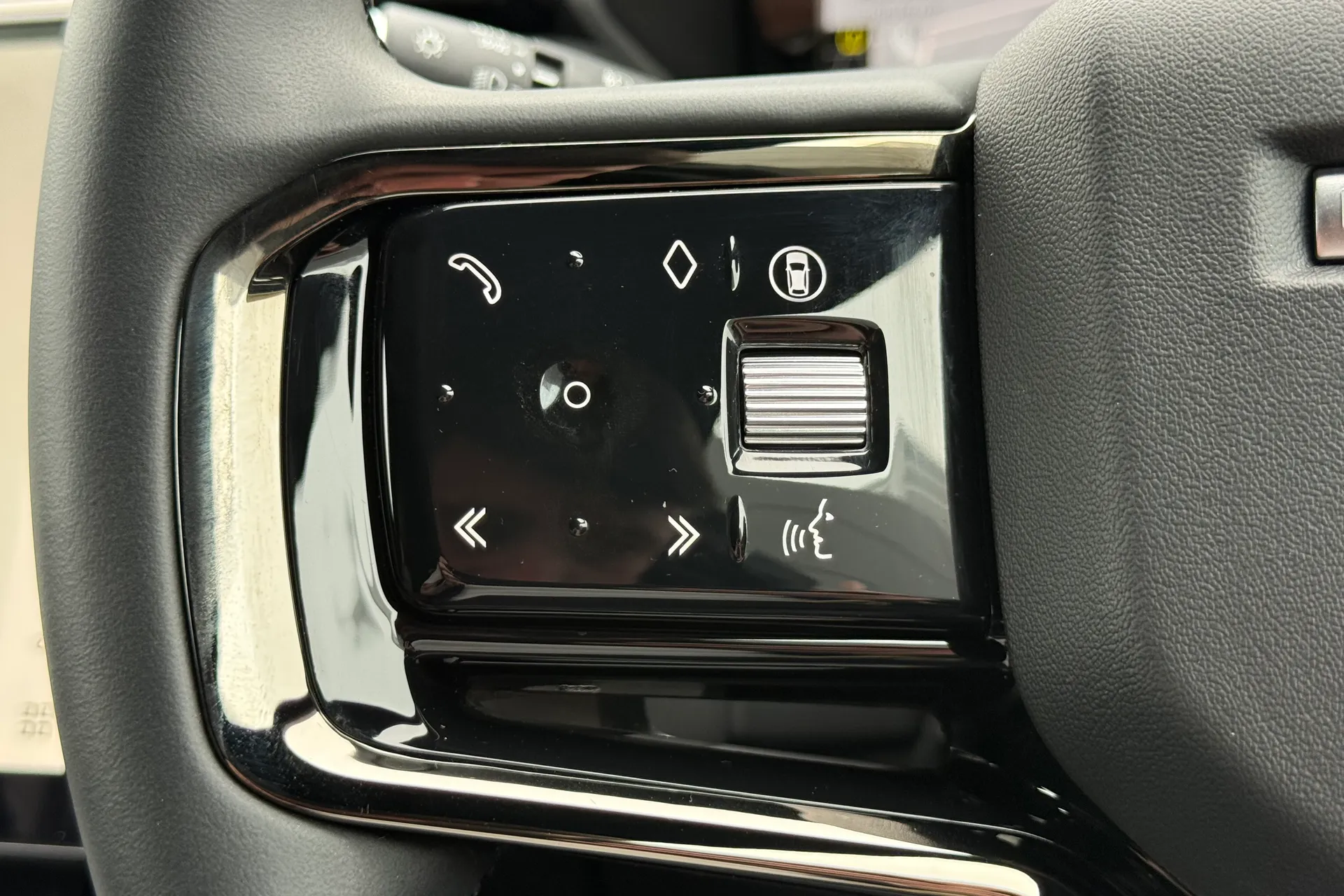 LAND ROVER RANGE ROVER VELAR thumbnail image number 25