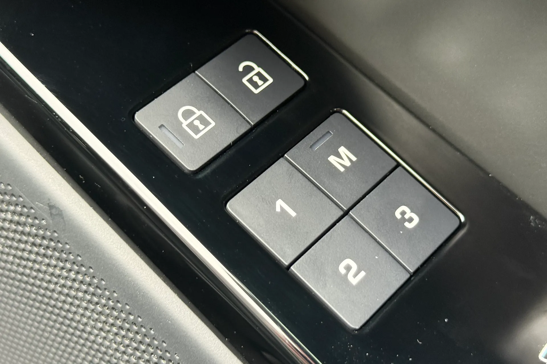 LAND ROVER RANGE ROVER VELAR thumbnail image number 51