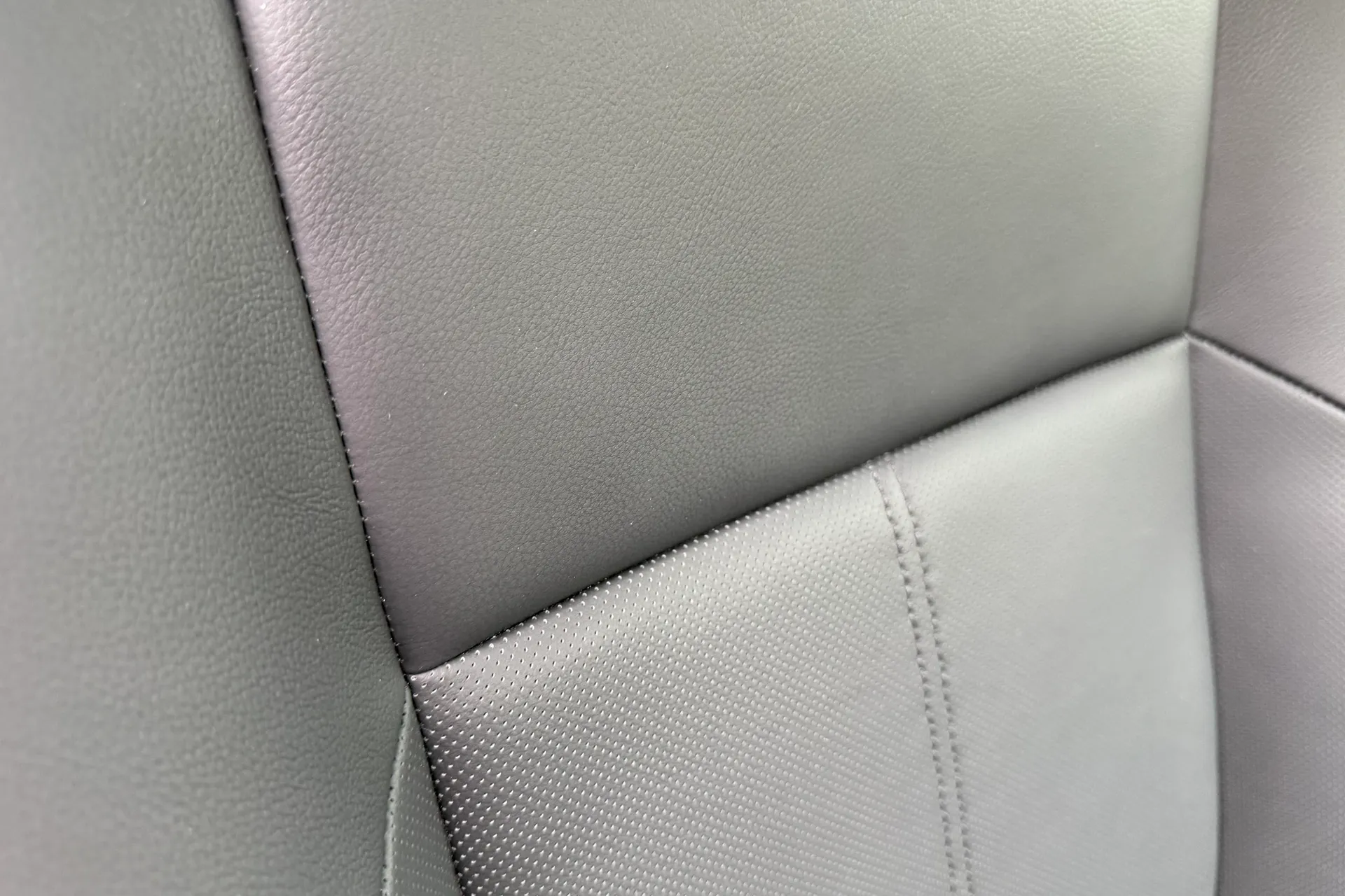 LAND ROVER RANGE ROVER VELAR thumbnail image number 34