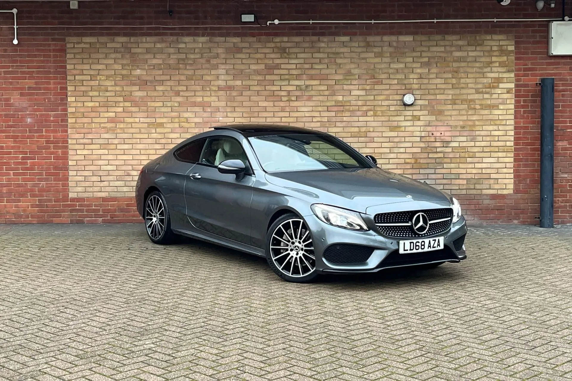 MERCEDES-BENZ C CLASS focused image