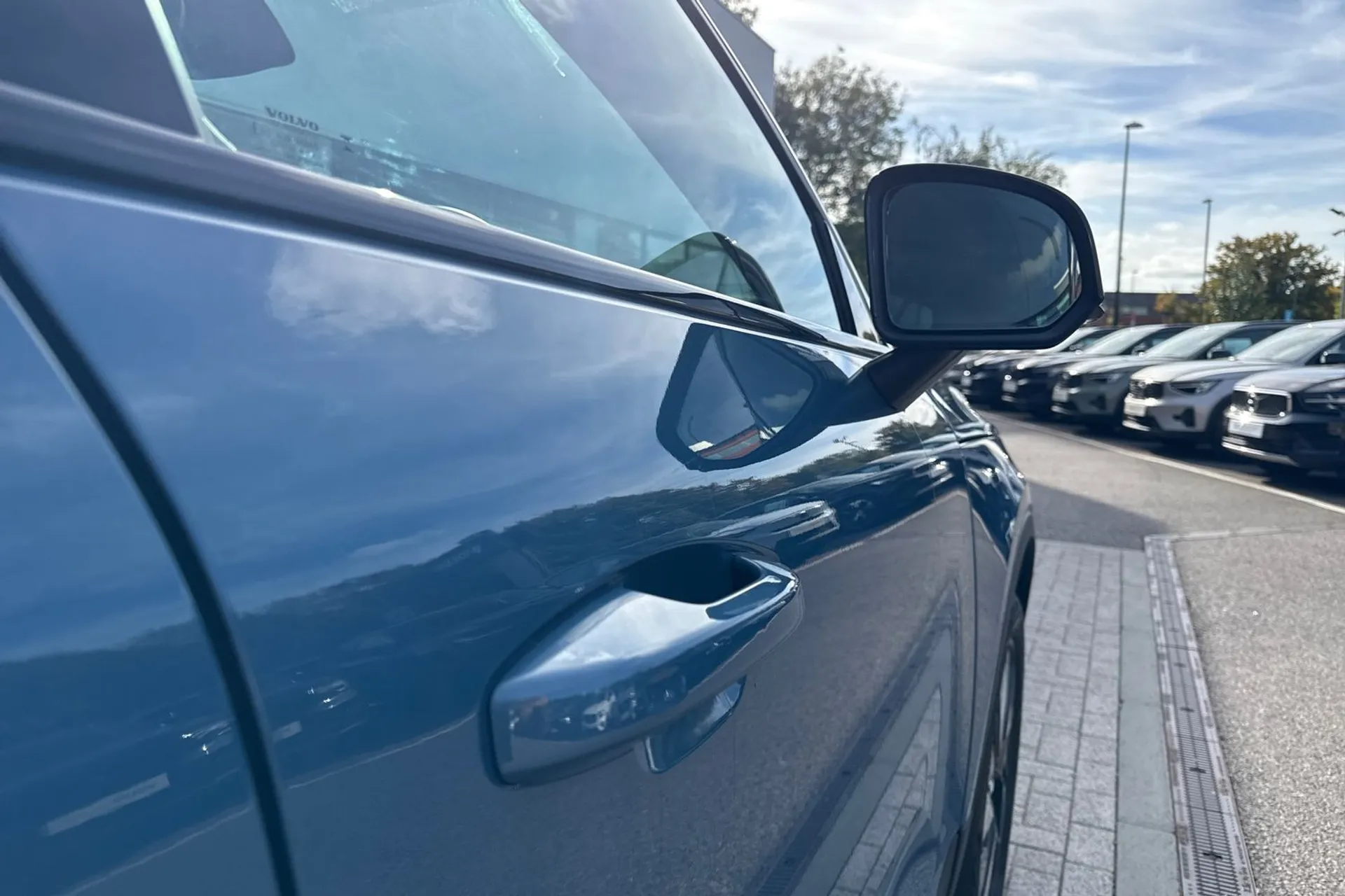 Volvo EX40 thumbnail image number 16