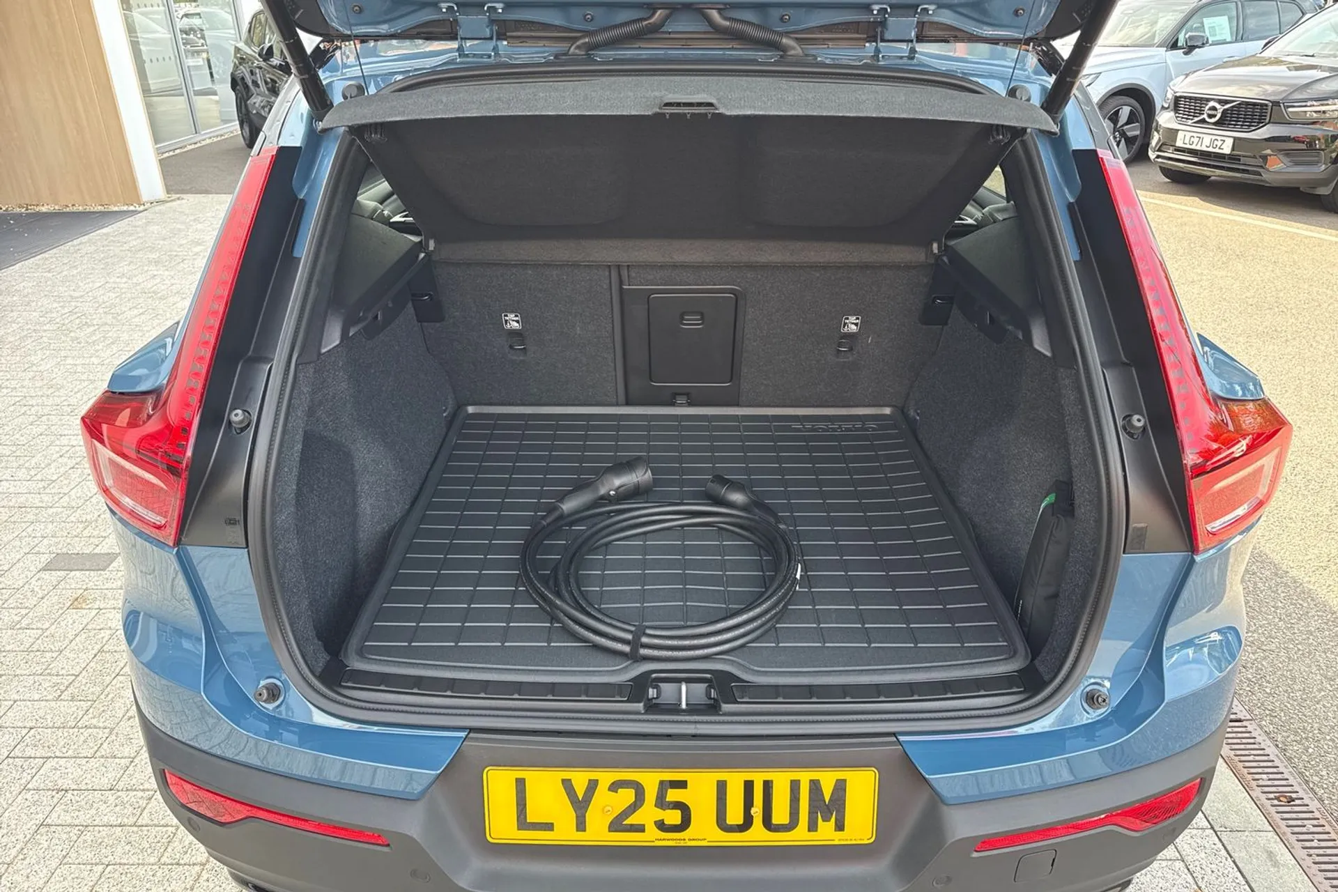 Volvo EX40 thumbnail image number 19