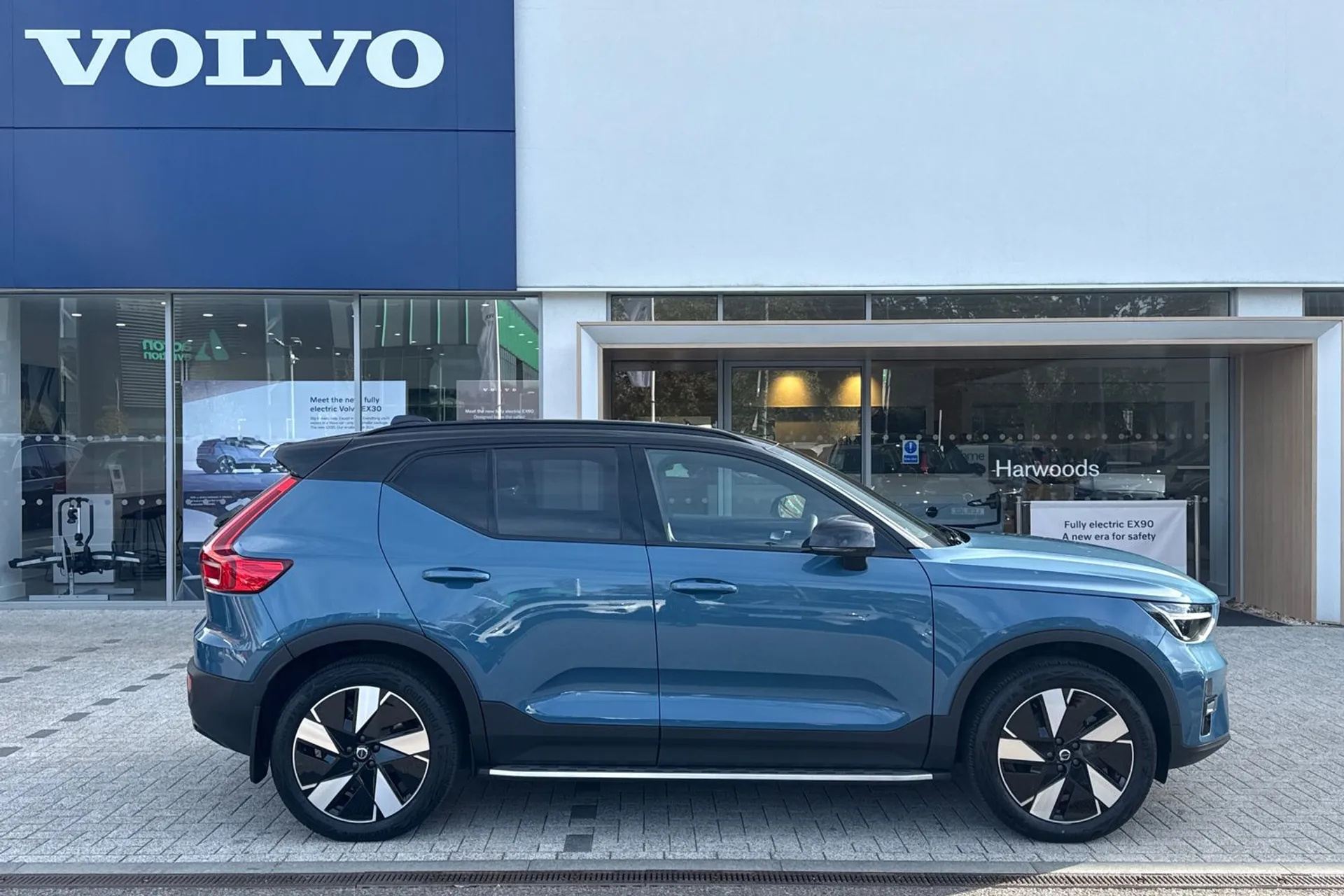 Volvo EX40 thumbnail image number 2