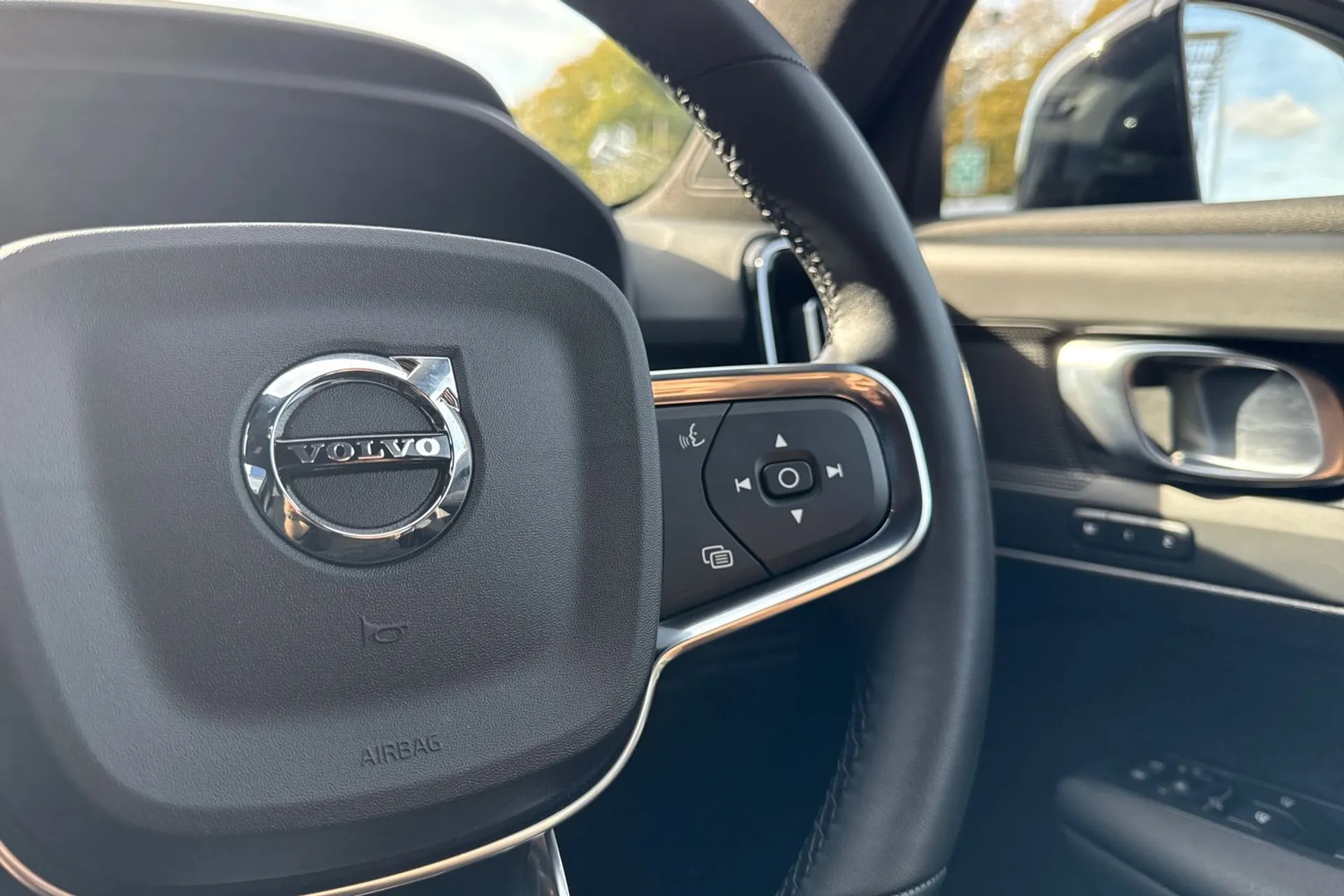 Volvo EX40 thumbnail image number 36