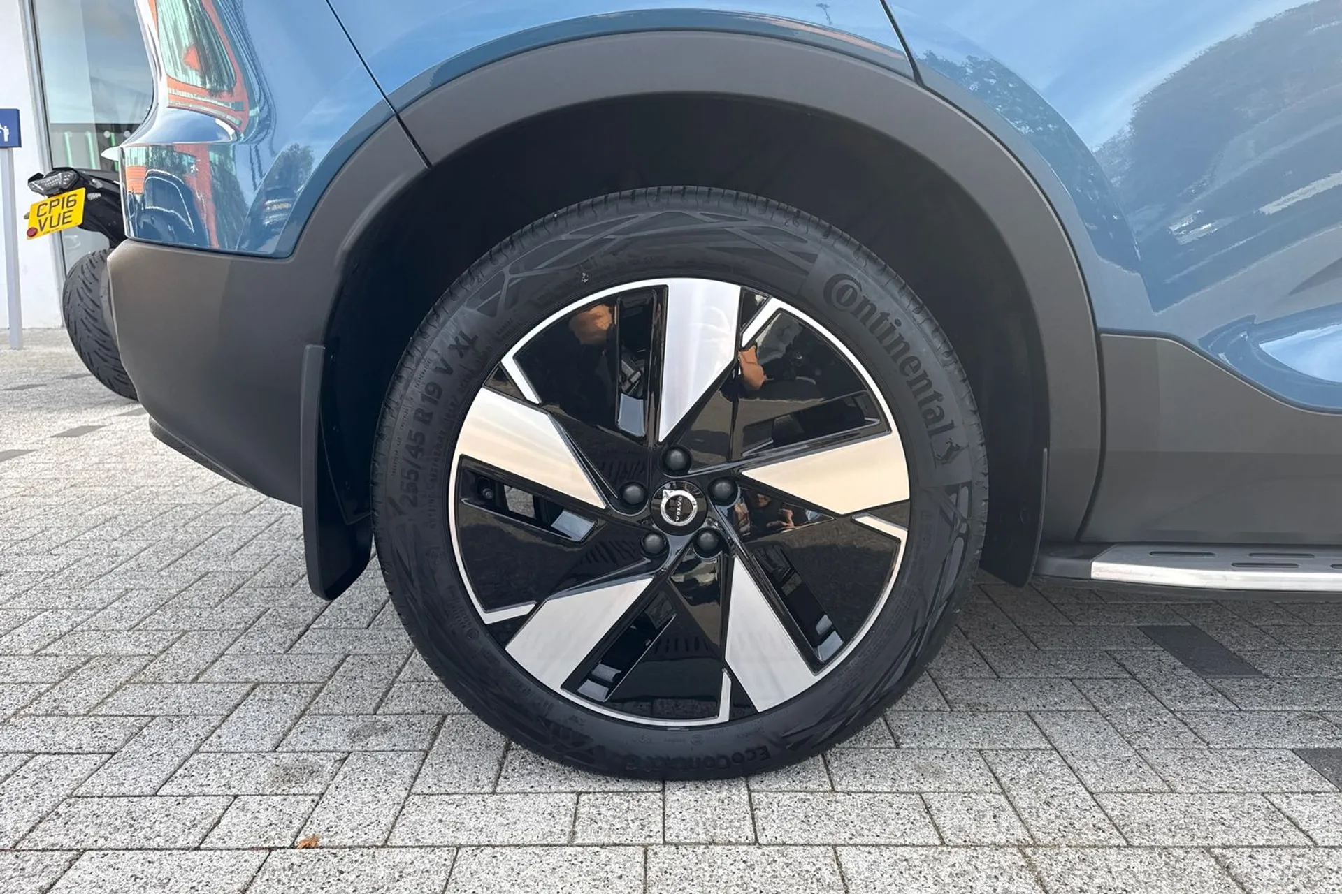 Volvo EX40 thumbnail image number 13