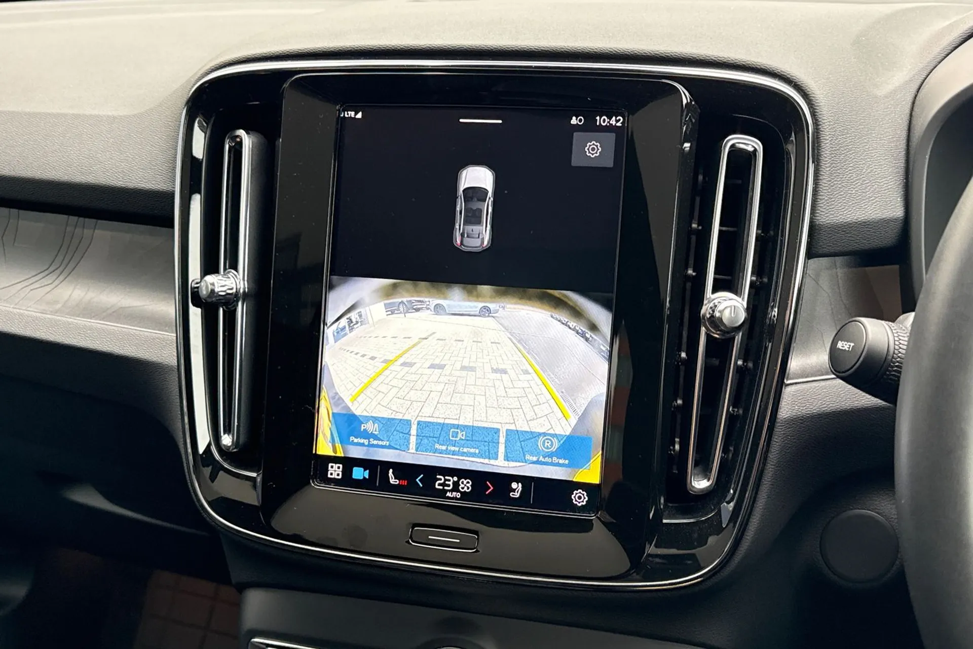 Volvo EC40 thumbnail image number 4