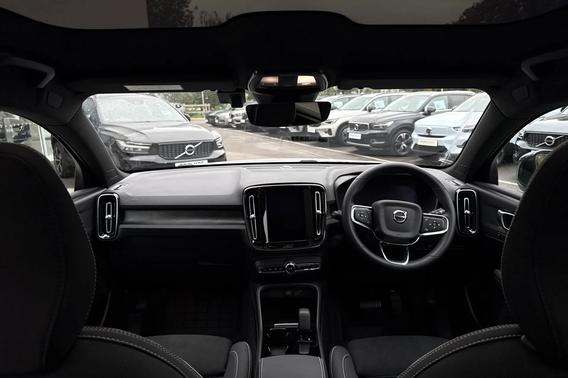 Volvo EC40 thumbnail image number 3