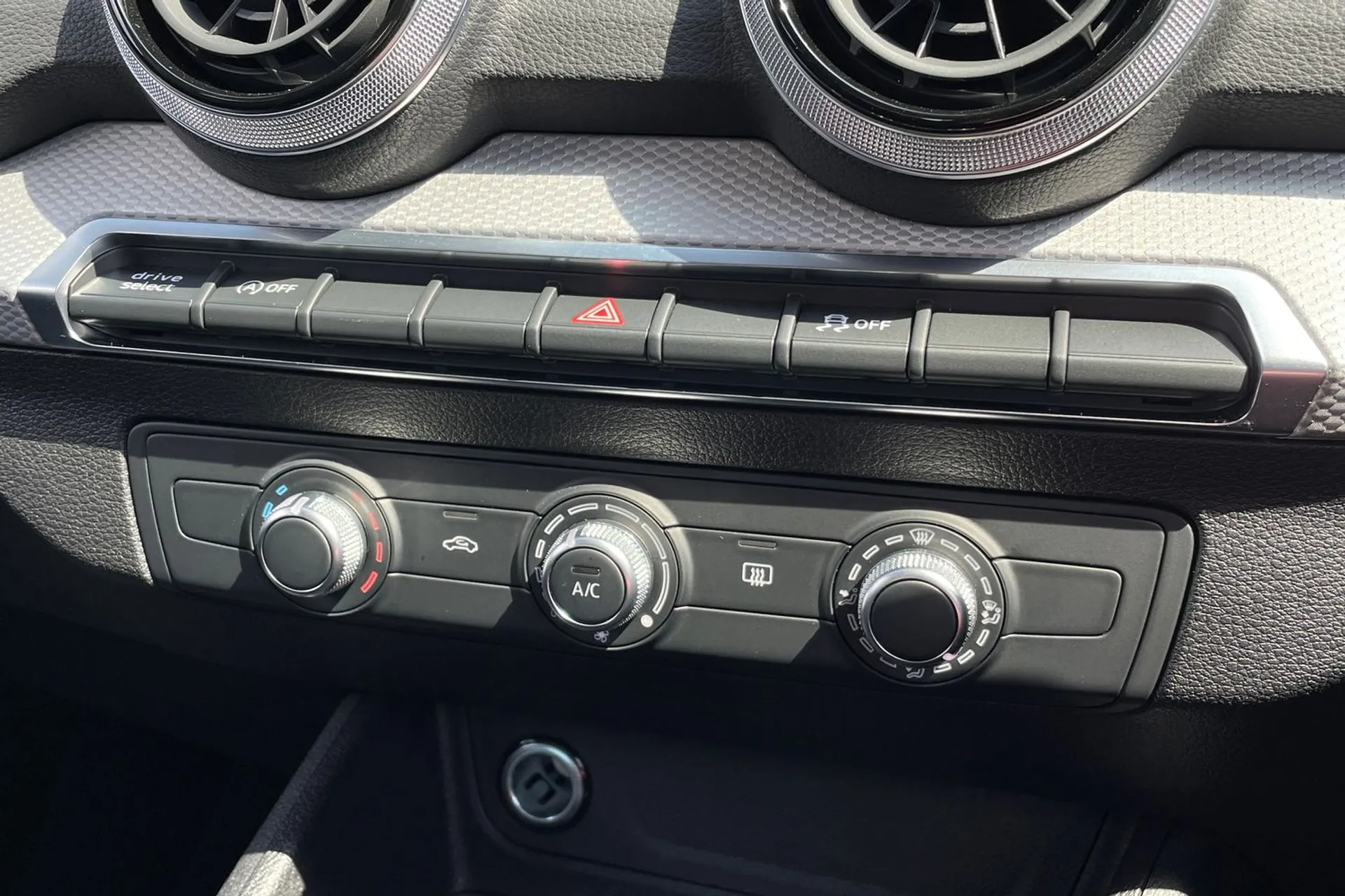 Audi Q2 thumbnail image number 12