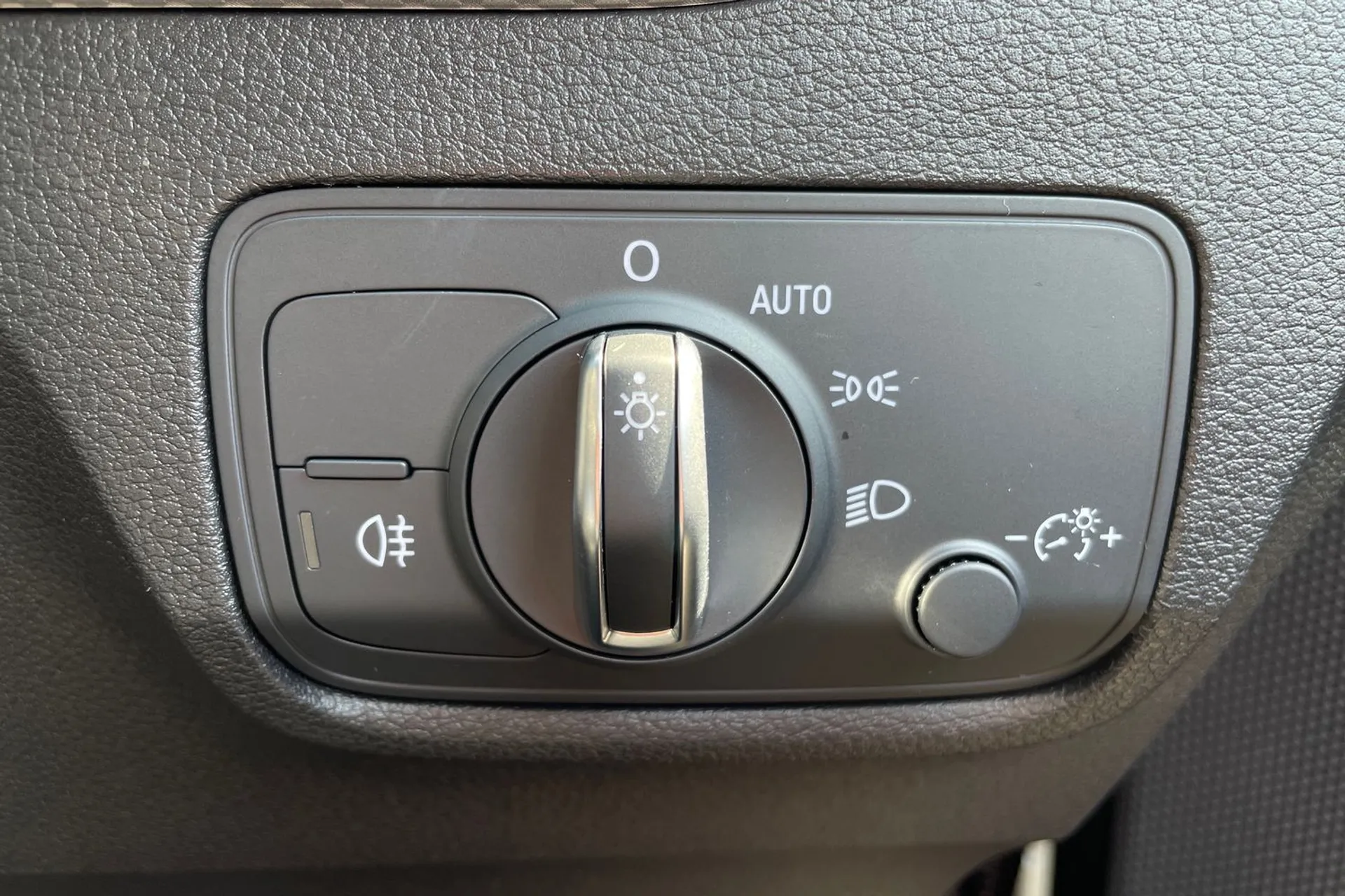 Audi Q2 thumbnail image number 18