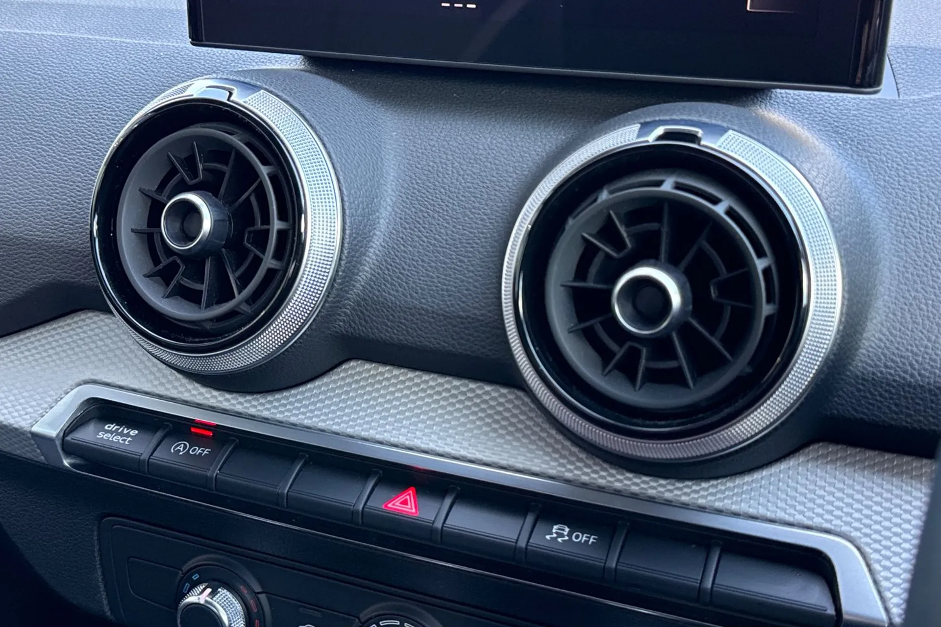 Audi Q2 thumbnail image number 24