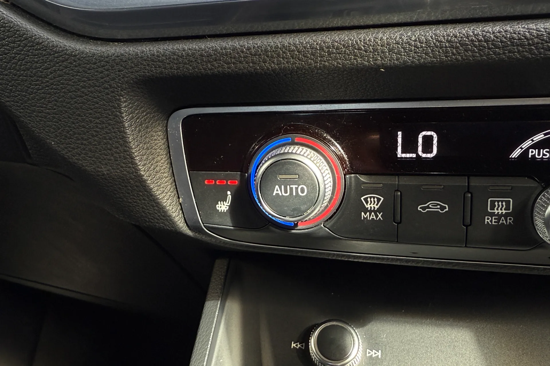 Audi Q3 thumbnail image number 14