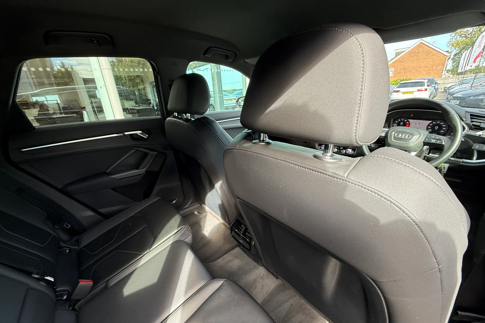 Audi Q3 thumbnail image number 35