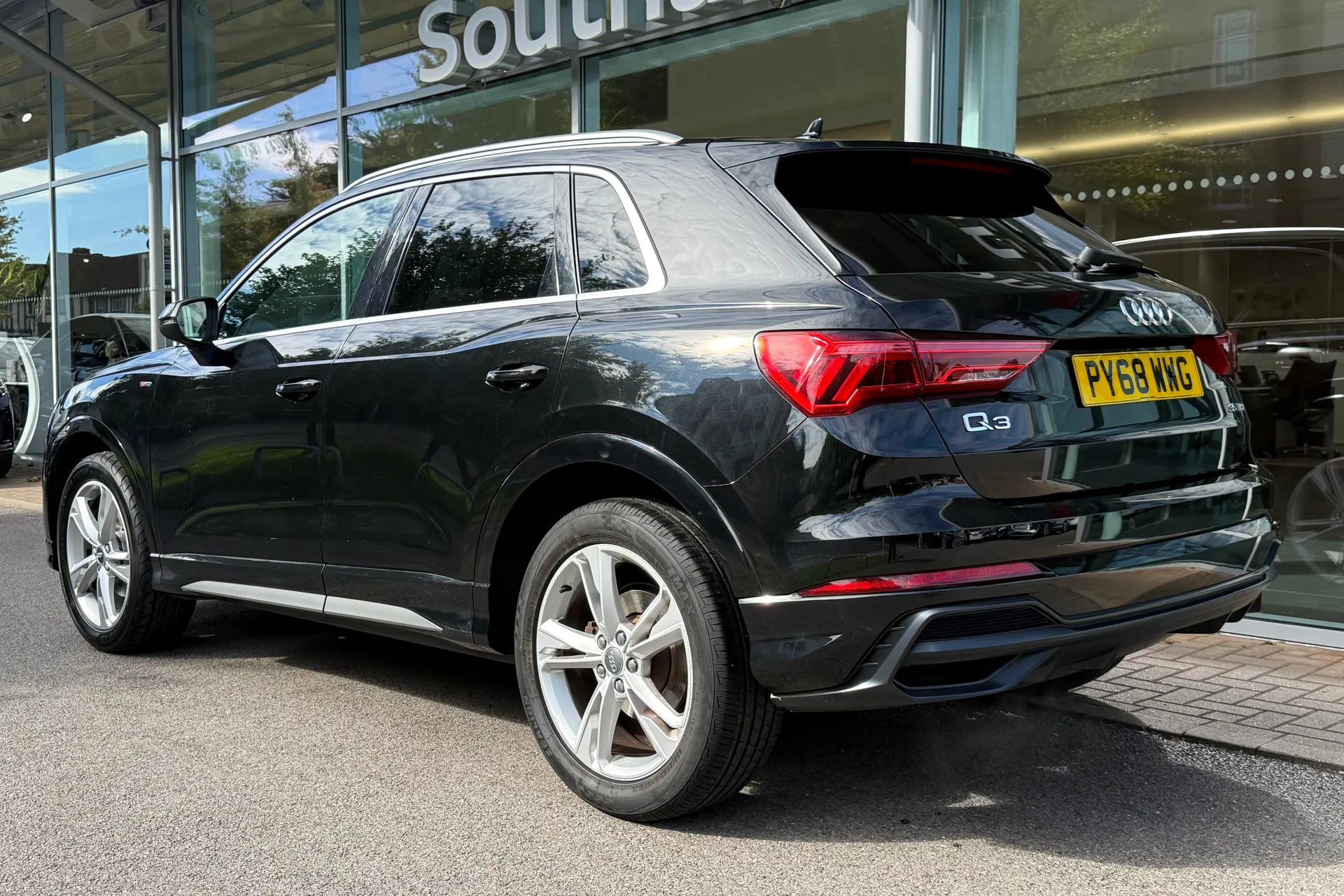 Audi Q3 thumbnail image number 6