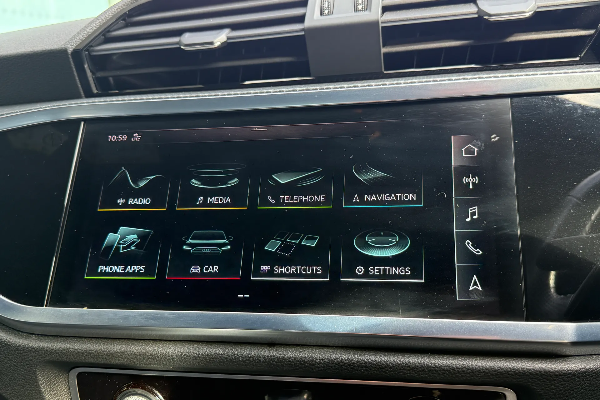 Audi Q3 thumbnail image number 12