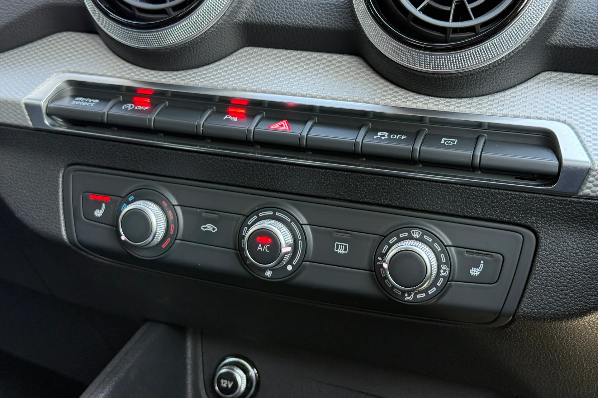 Audi Q2 thumbnail image number 28