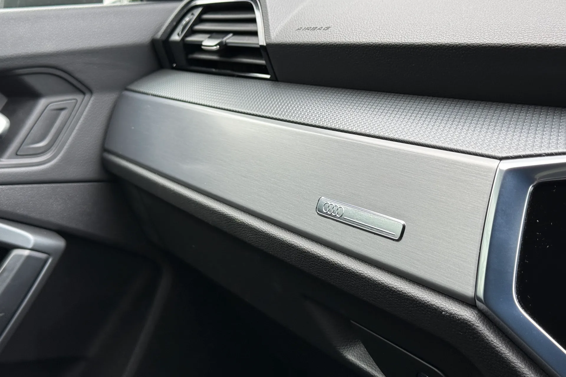 Audi Q3 thumbnail image number 17