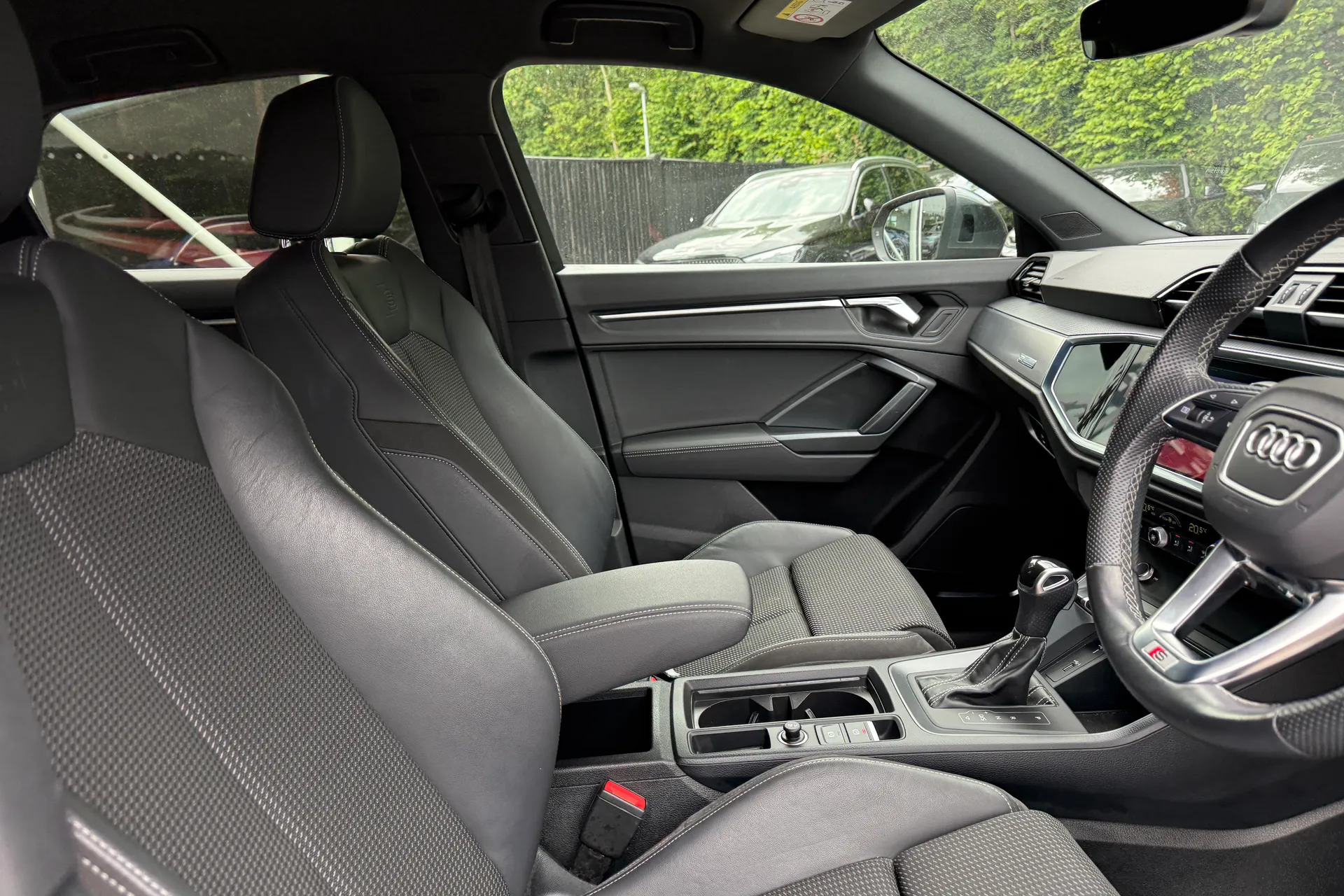 Audi Q3 thumbnail image number 32