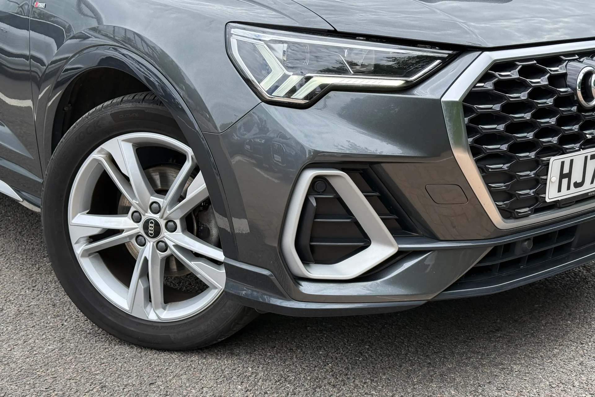 Audi Q3 thumbnail image number 12