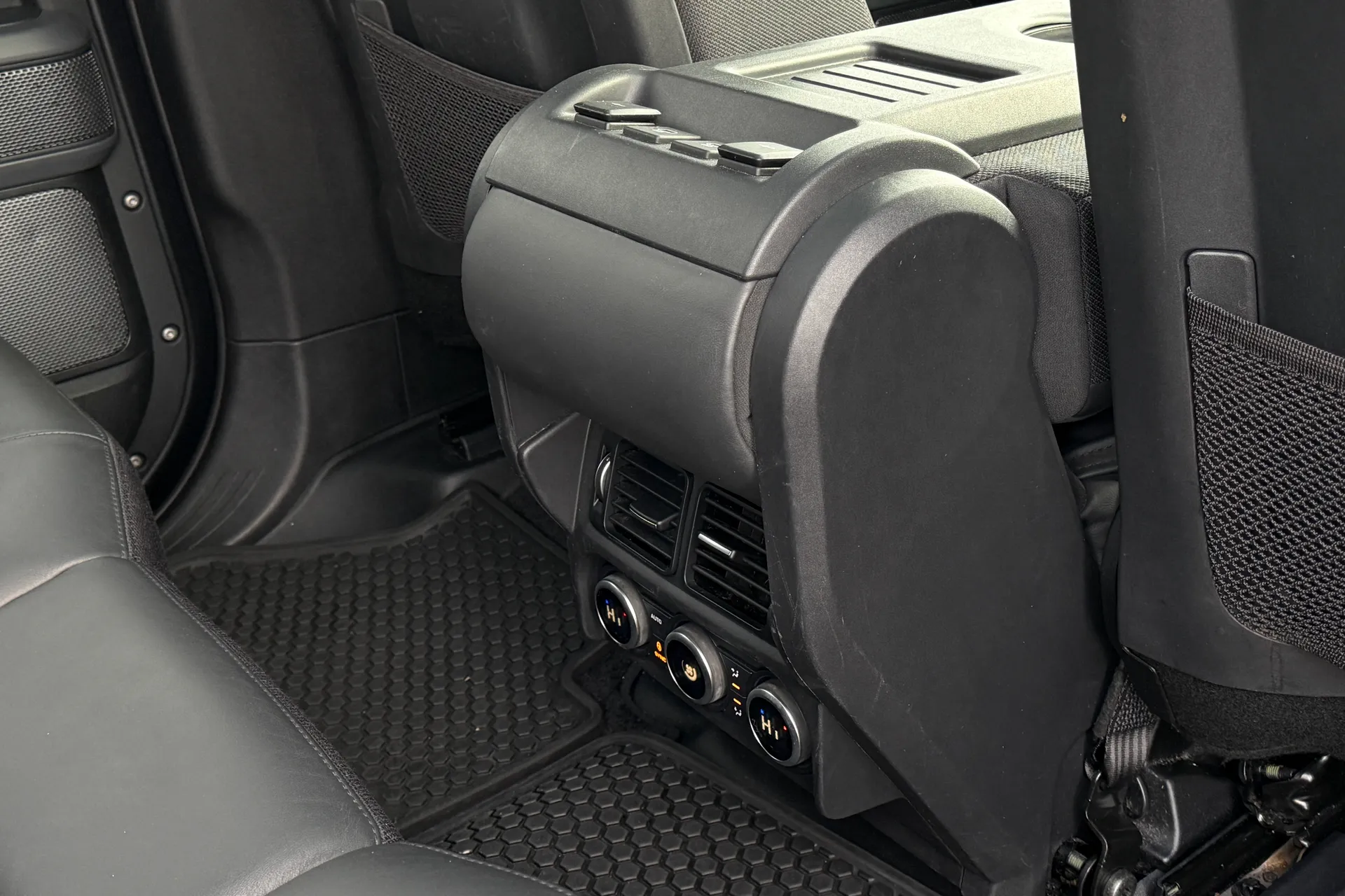 LAND ROVER DEFENDER thumbnail image number 28