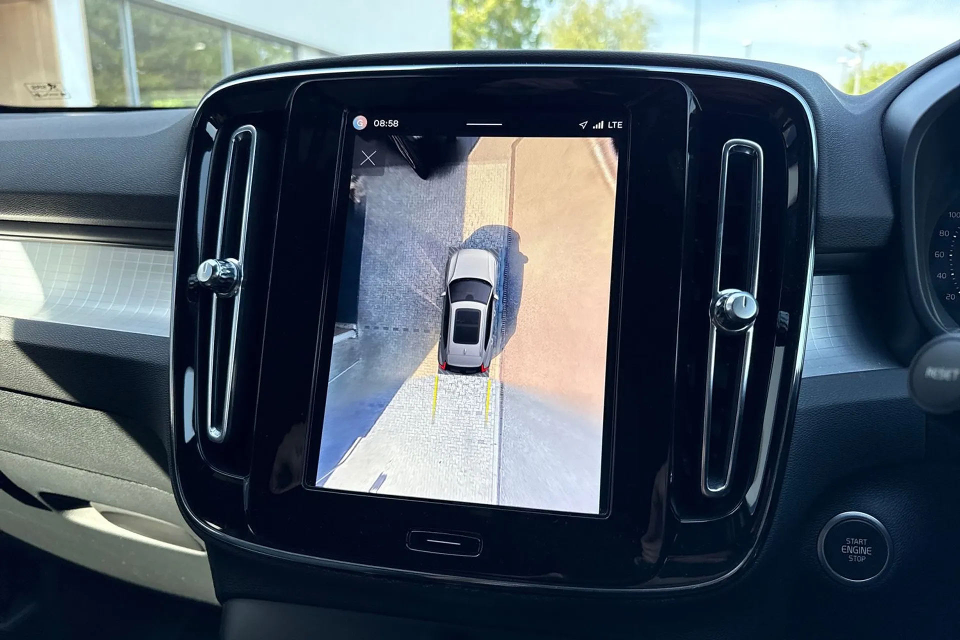 Volvo XC40 thumbnail image number 4