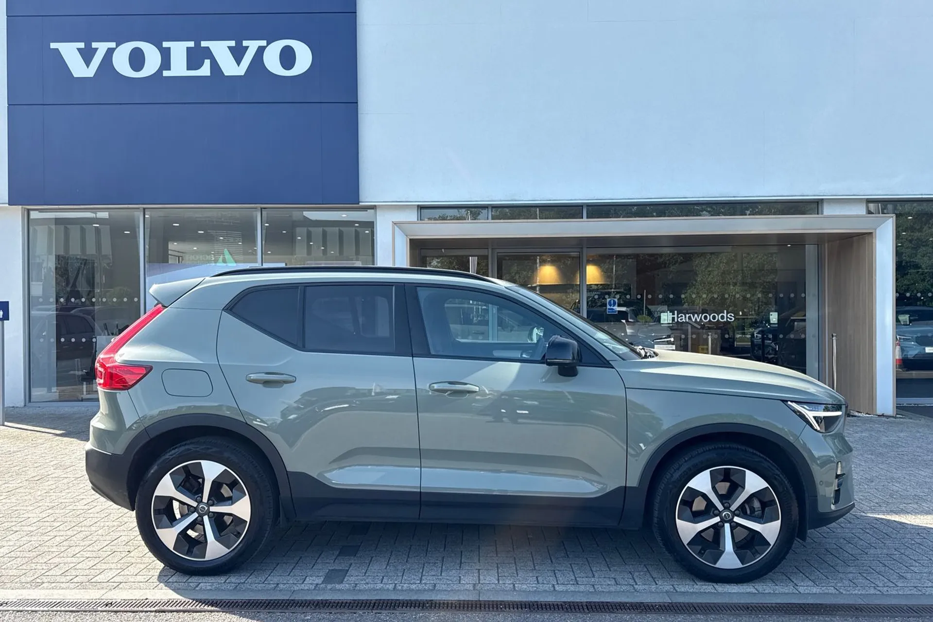 Volvo XC40 thumbnail image number 2