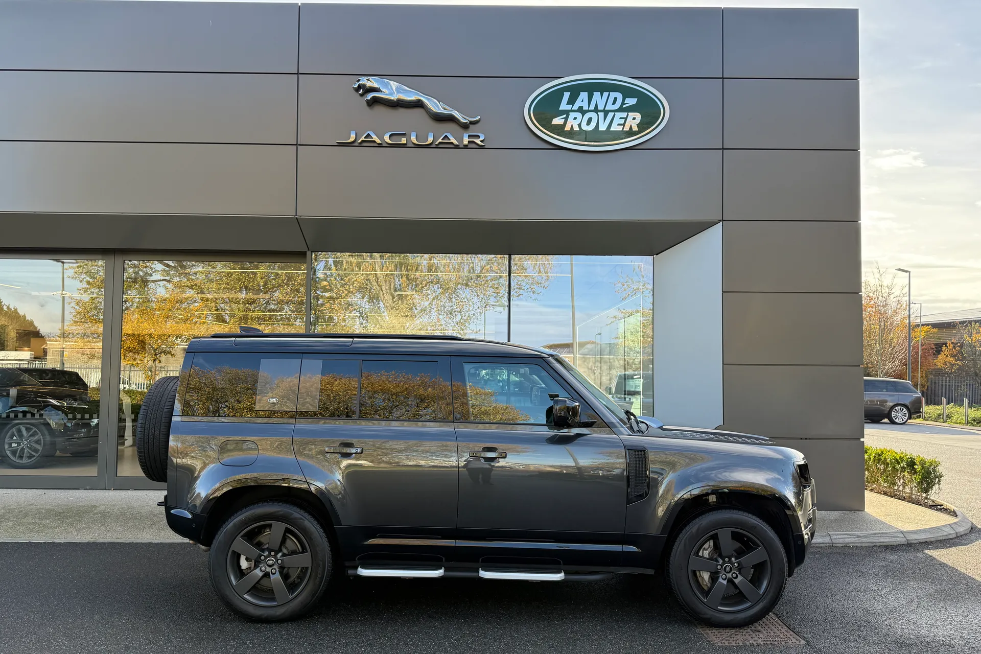 LAND ROVER DEFENDER thumbnail image number 2