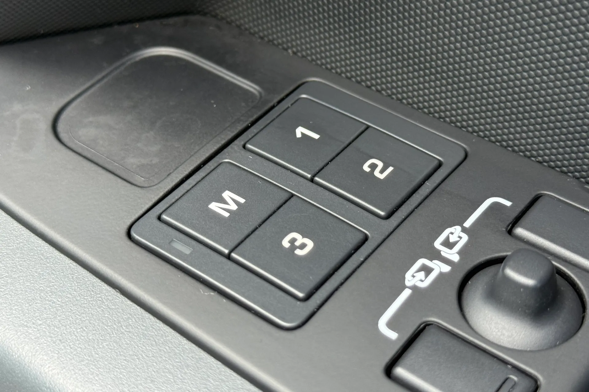 LAND ROVER DEFENDER thumbnail image number 51