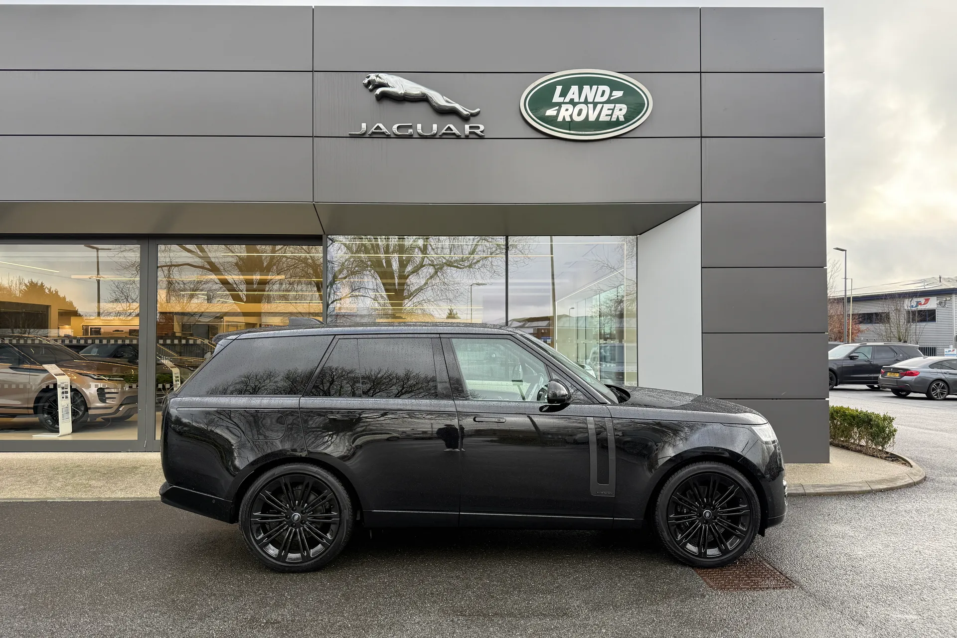 LAND ROVER RANGE ROVER thumbnail image number 2