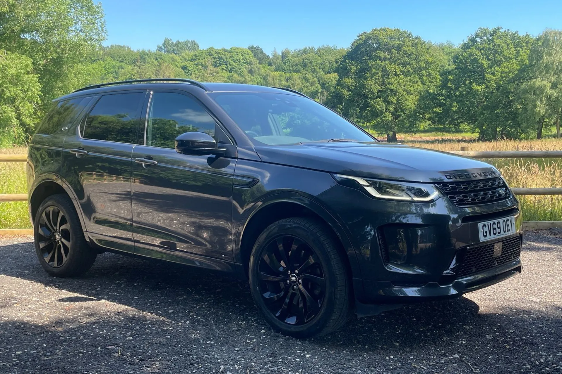 LAND ROVER DISCOVERY SPORT focused image