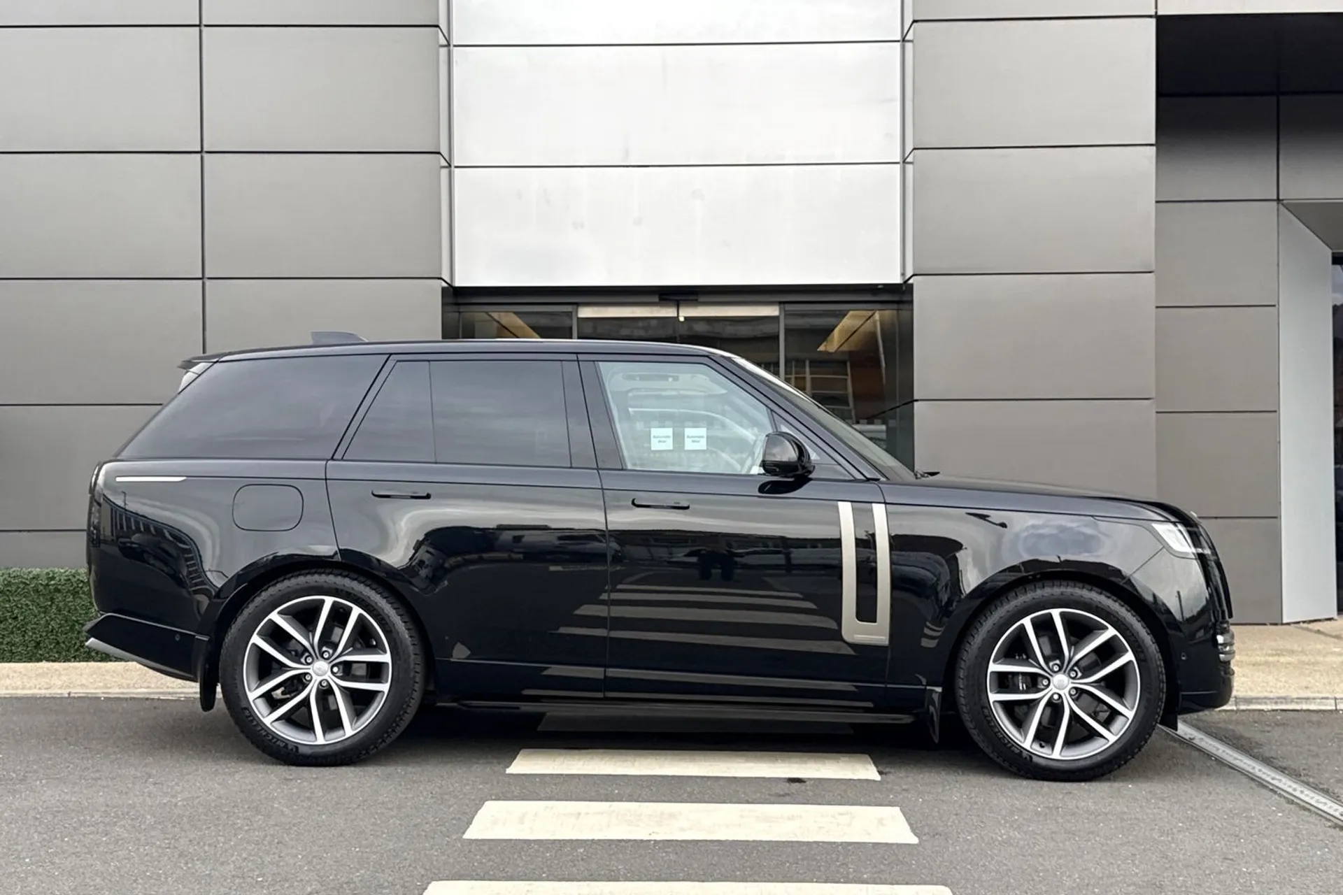 LAND ROVER RANGE ROVER thumbnail image number 2