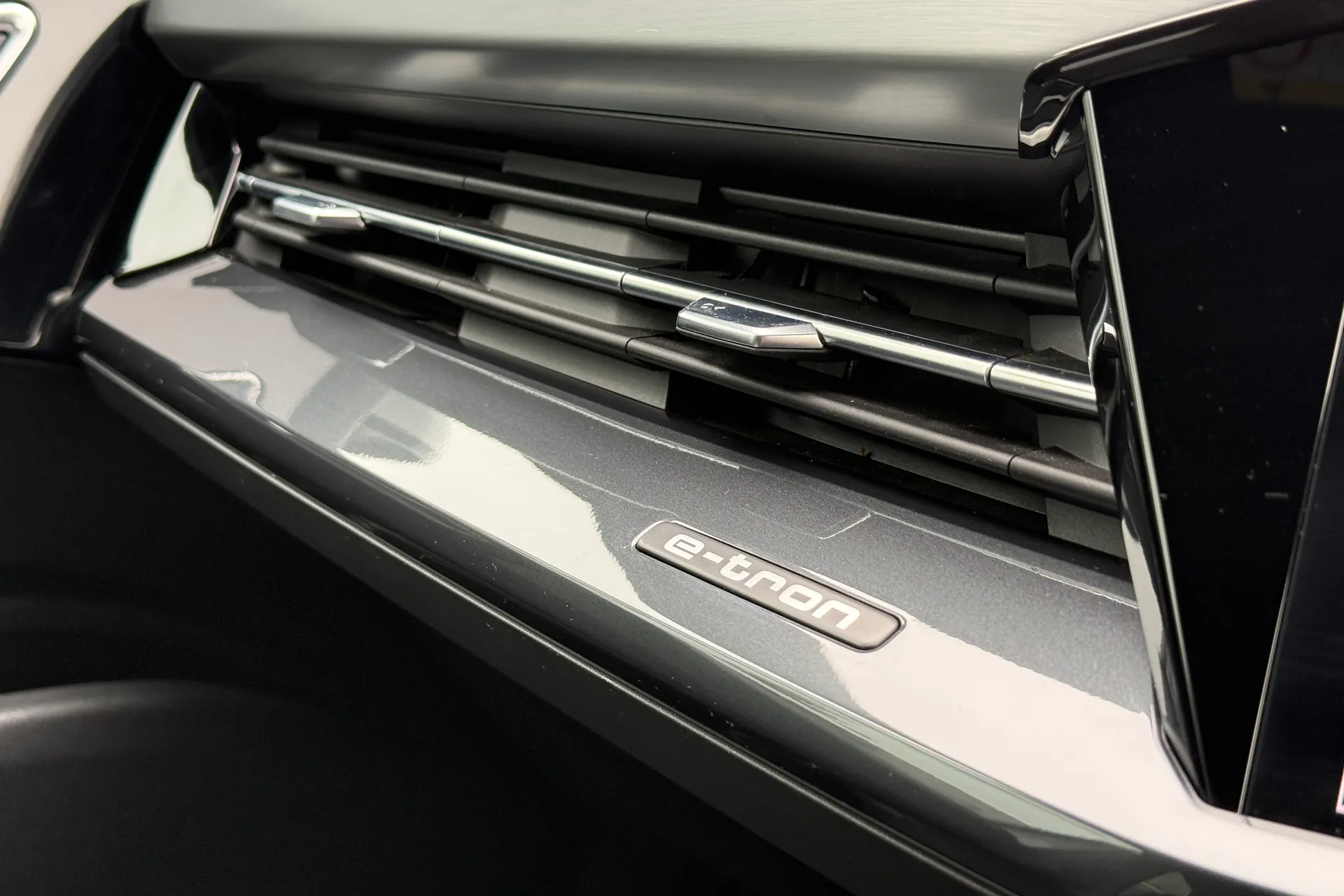 Audi Q4 thumbnail image number 16