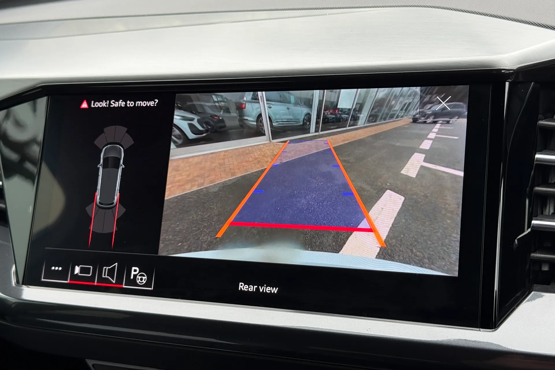 Audi Q4 thumbnail image number 4