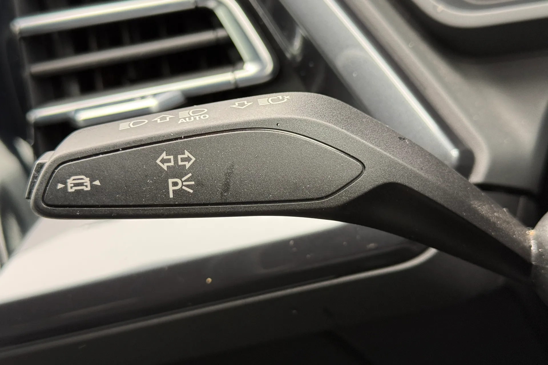 Audi Q4 thumbnail image number 12