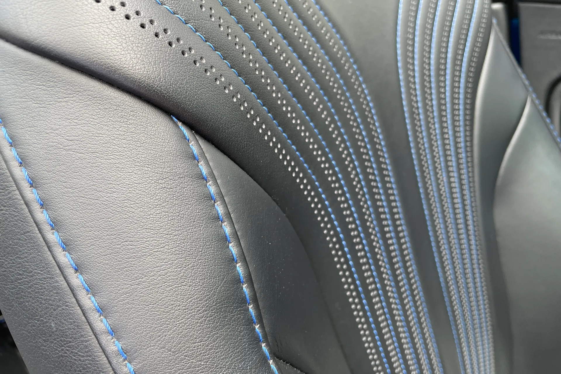 Aston Martin DB11 thumbnail image number 37