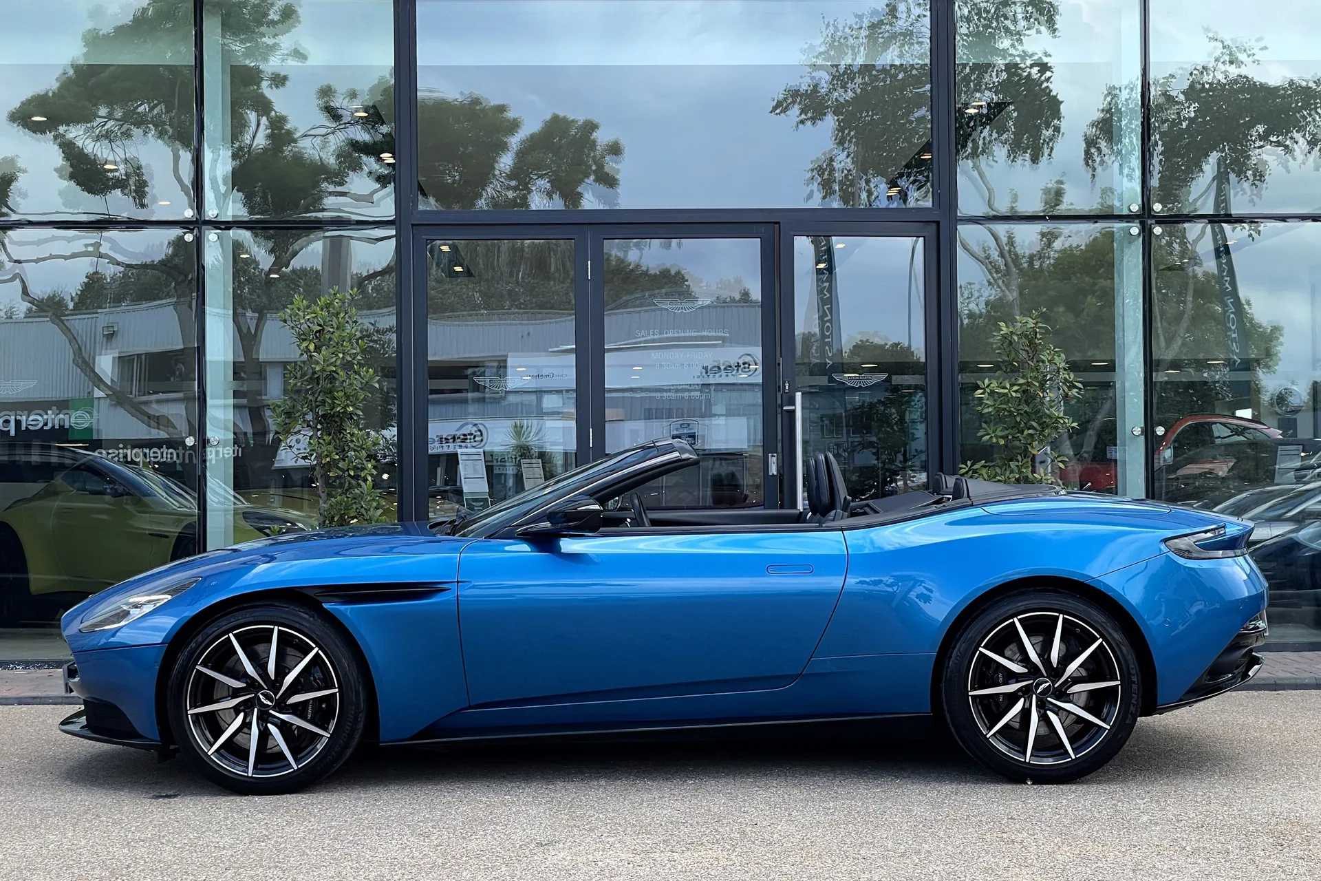 Aston Martin DB11 thumbnail image number 49