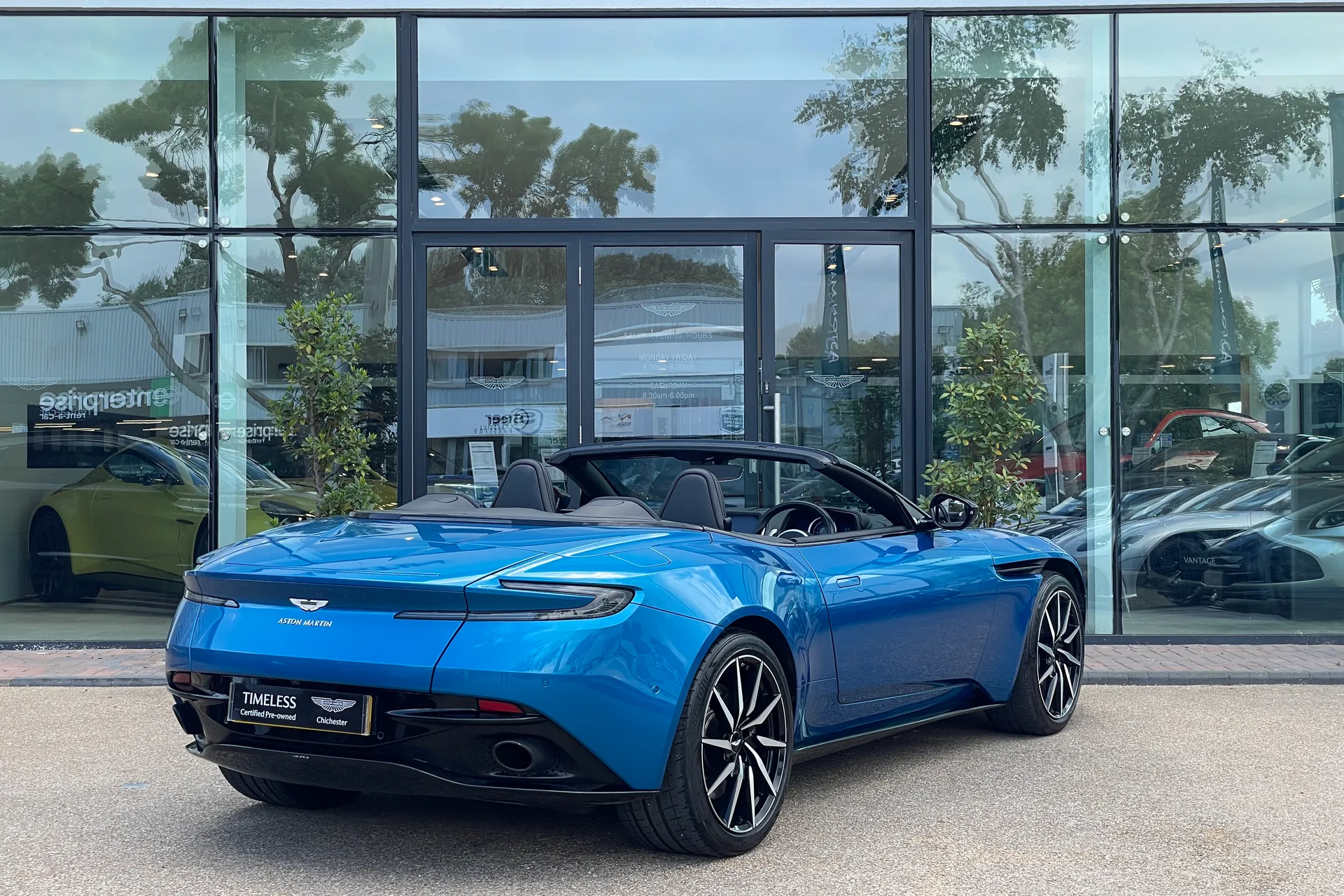 Aston Martin DB11 thumbnail image number 16