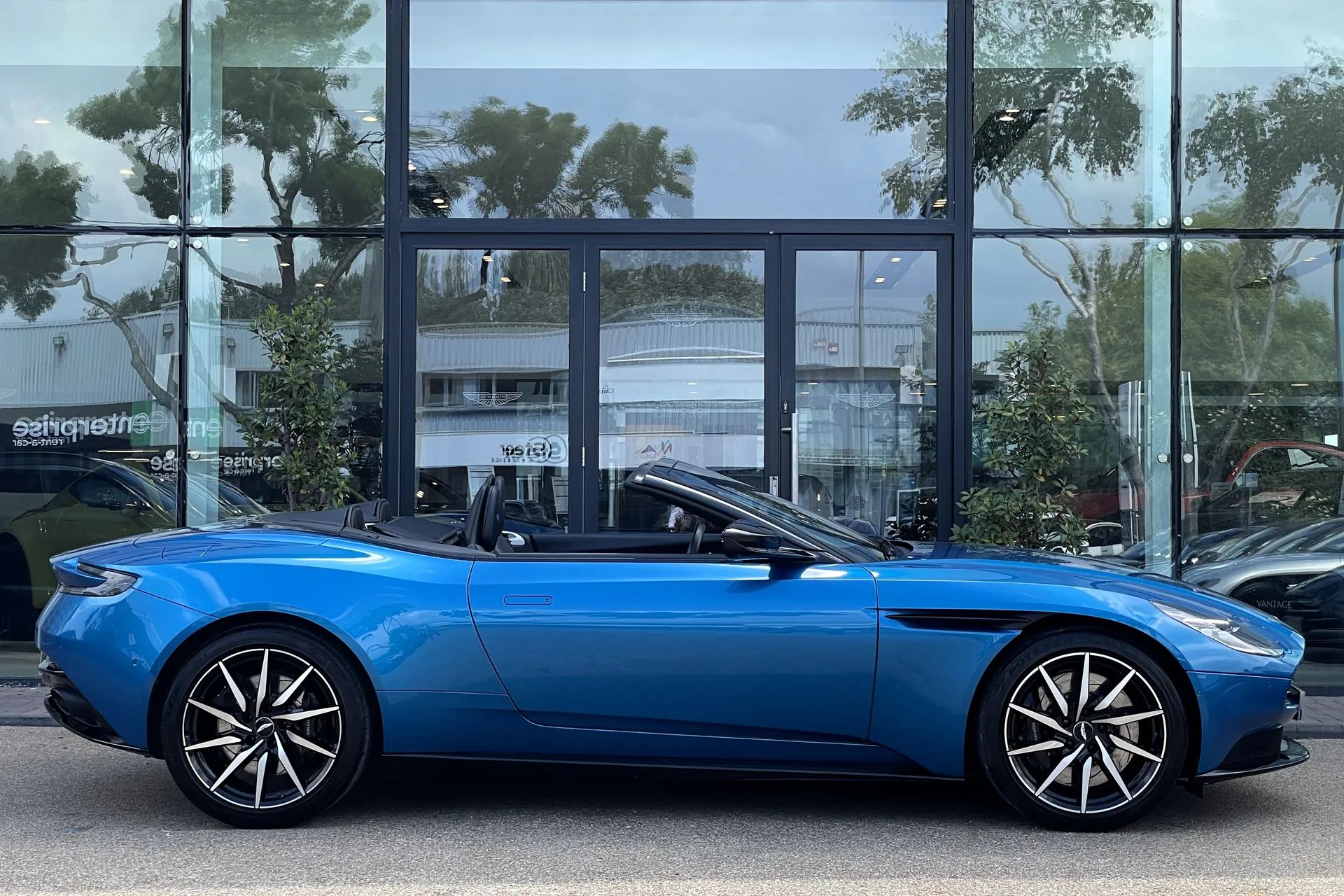 Aston Martin DB11 thumbnail image number 2