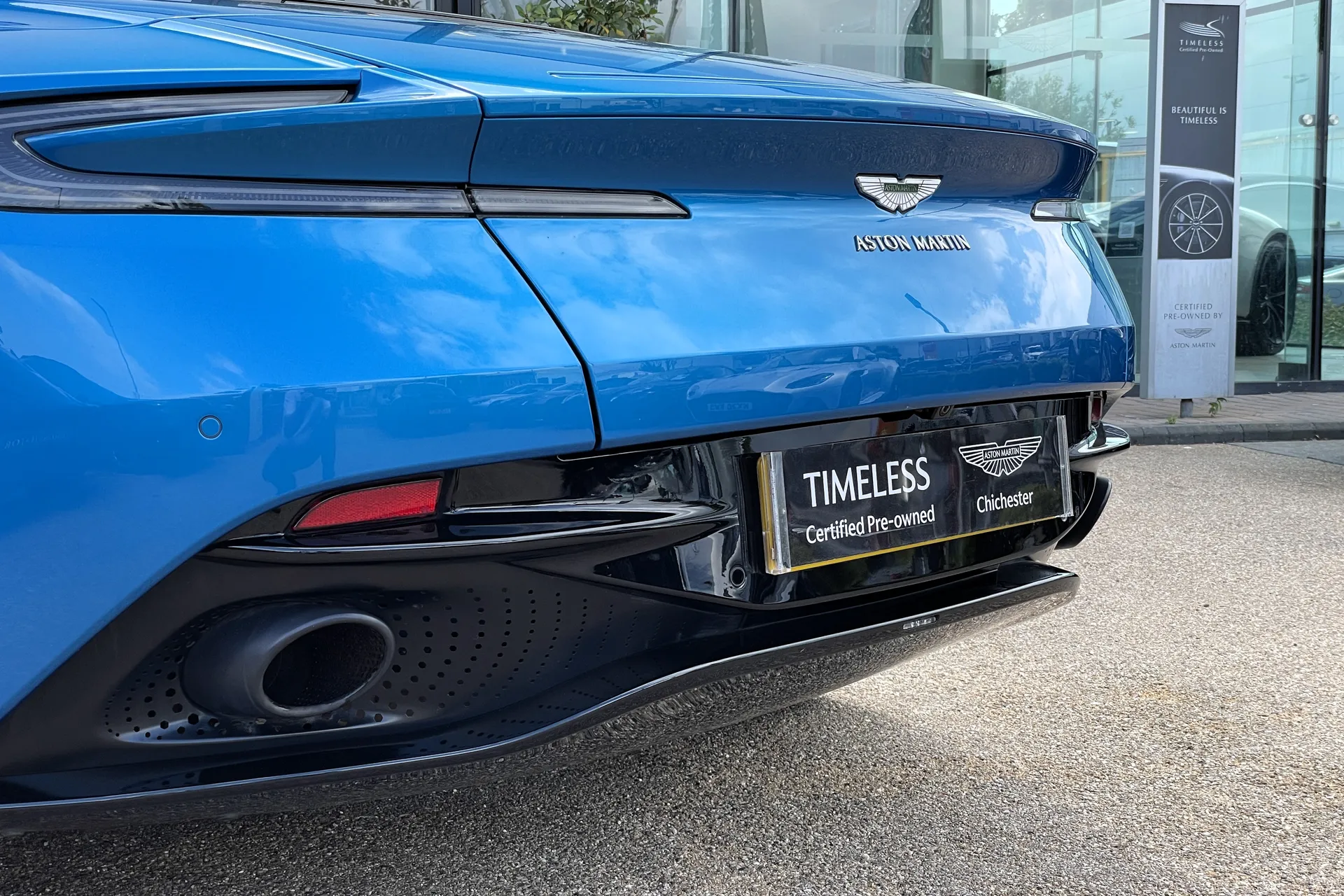 Aston Martin DB11 thumbnail image number 13