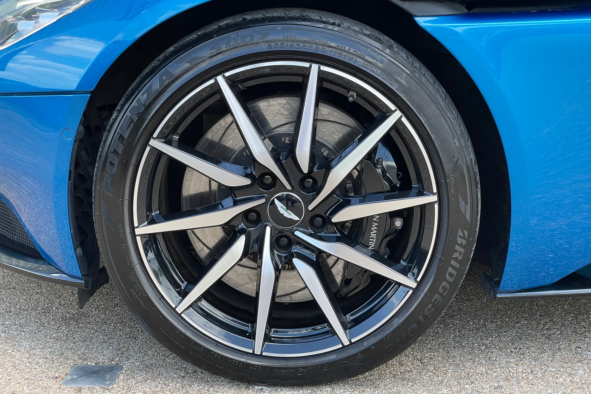 Aston Martin DB11 thumbnail image number 5