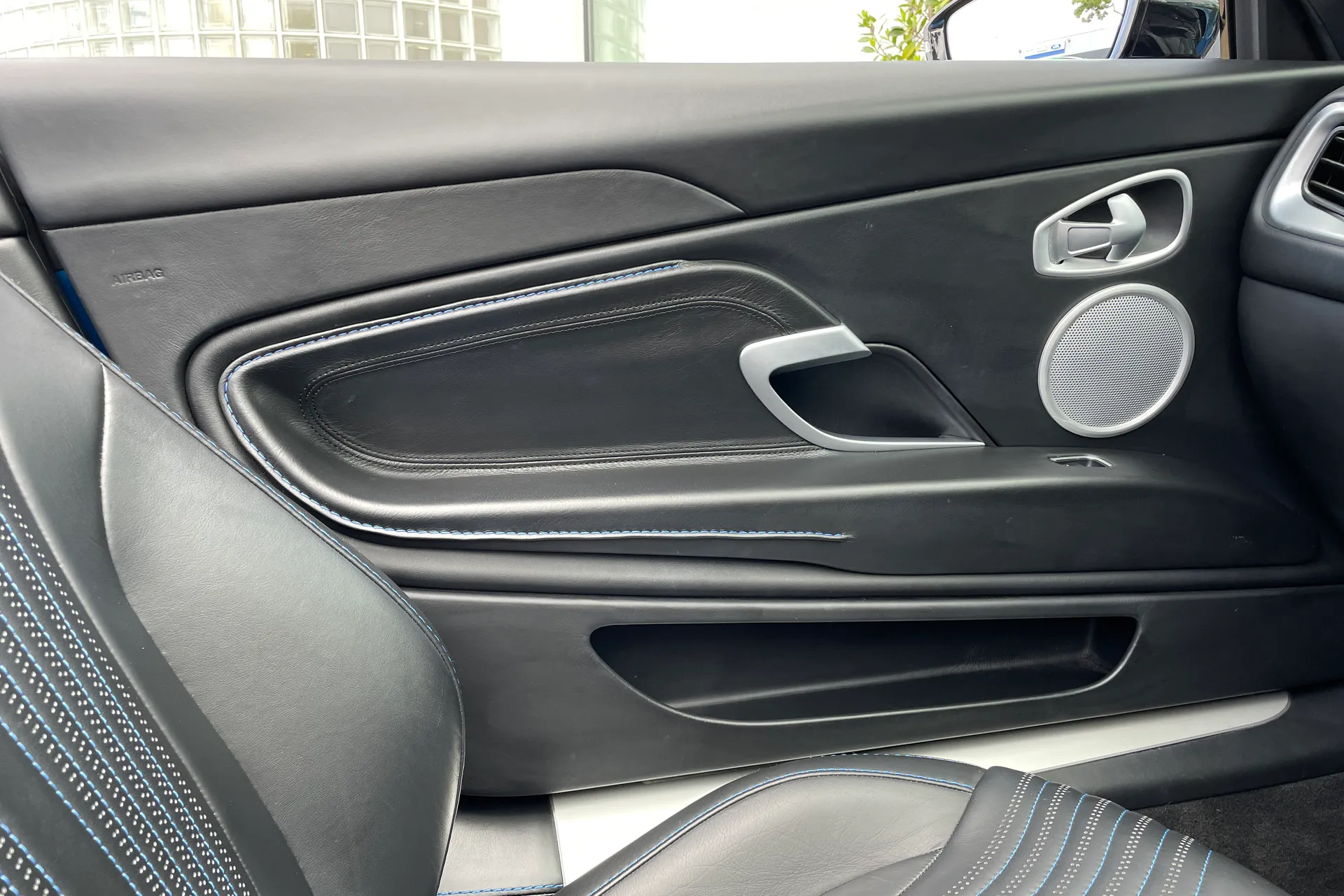Aston Martin DB11 thumbnail image number 36