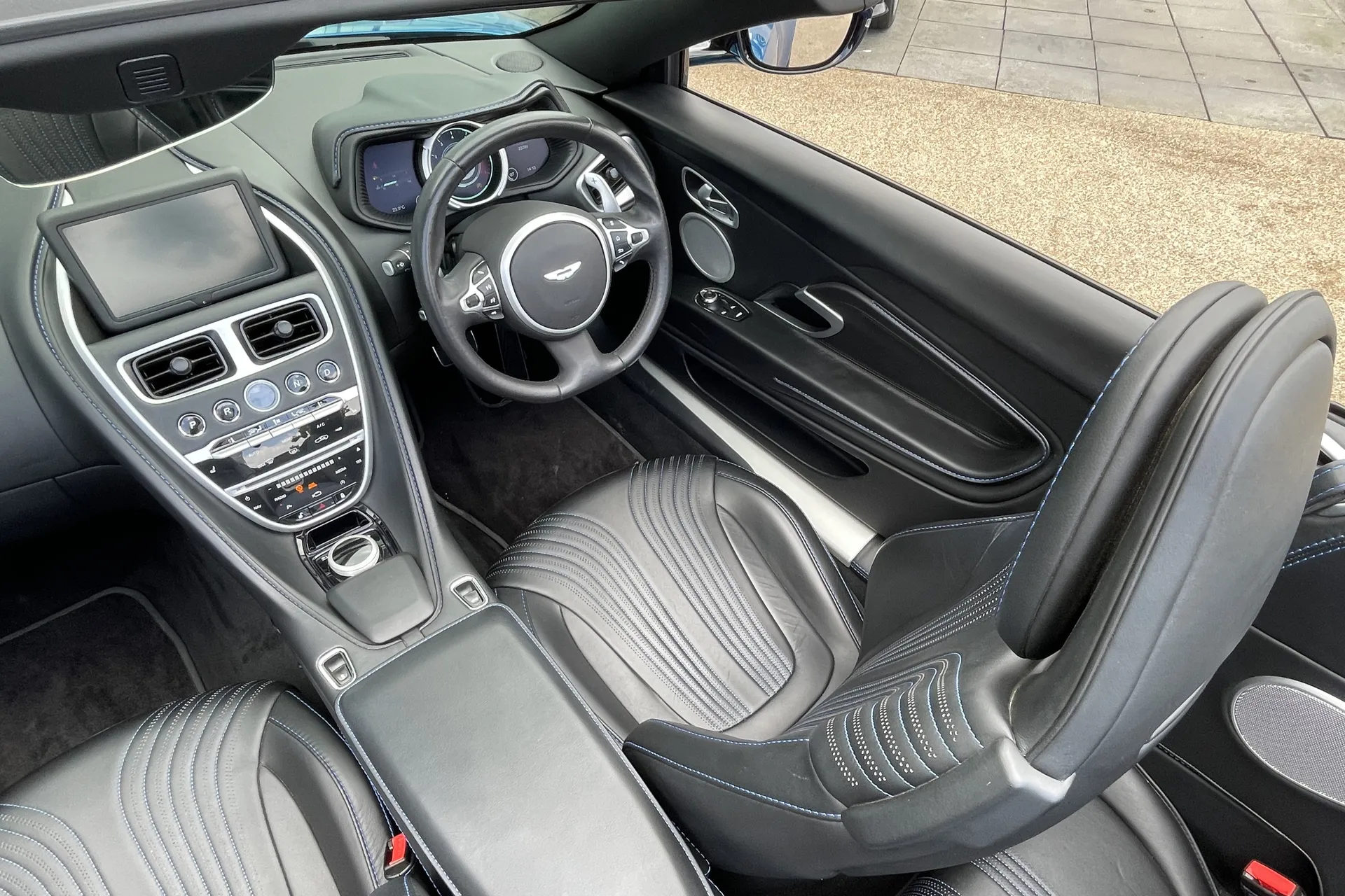 Aston Martin DB11 thumbnail image number 27